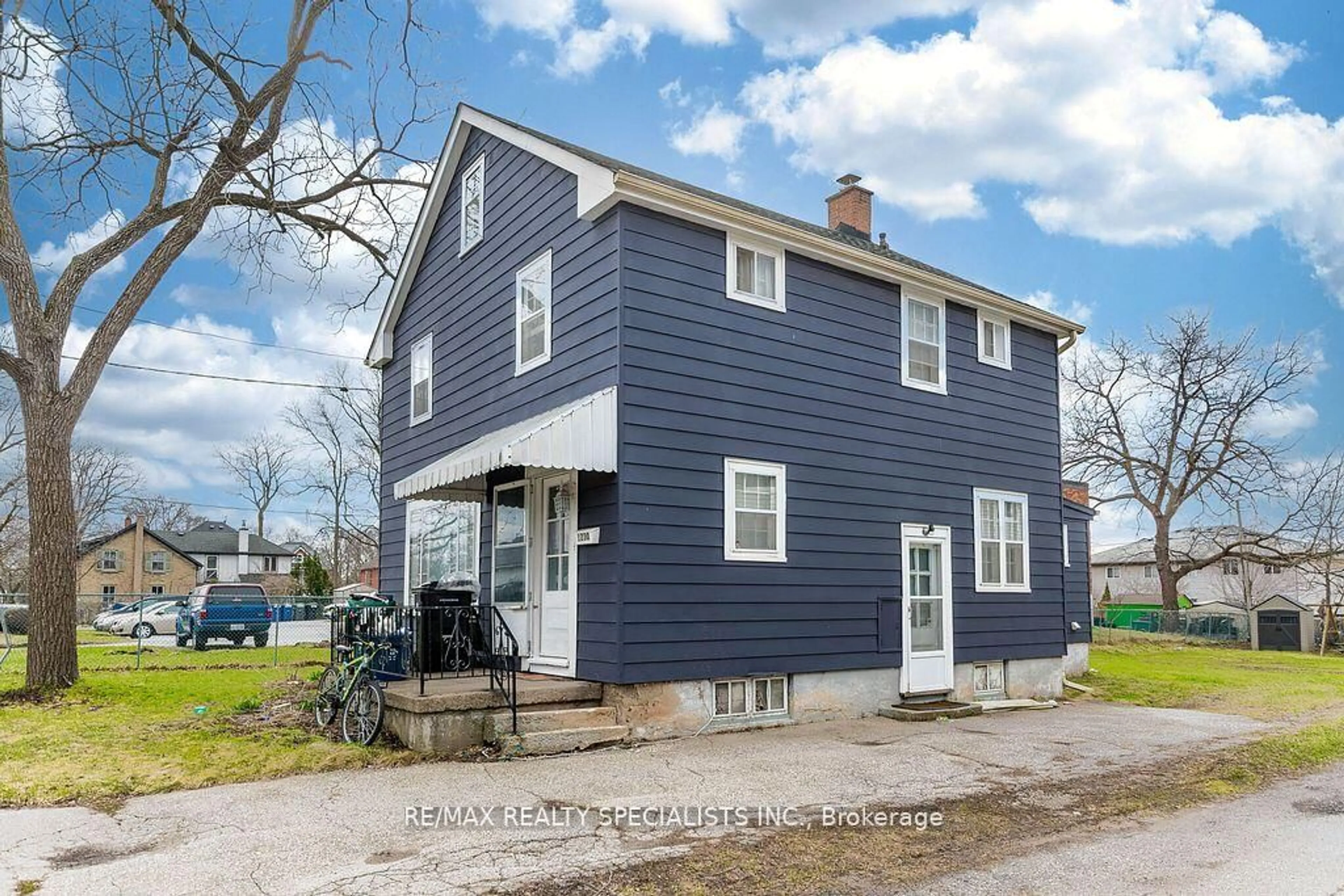 Home with vinyl exterior material, street for 1230 Duke St, Cambridge Ontario N3H 3V7