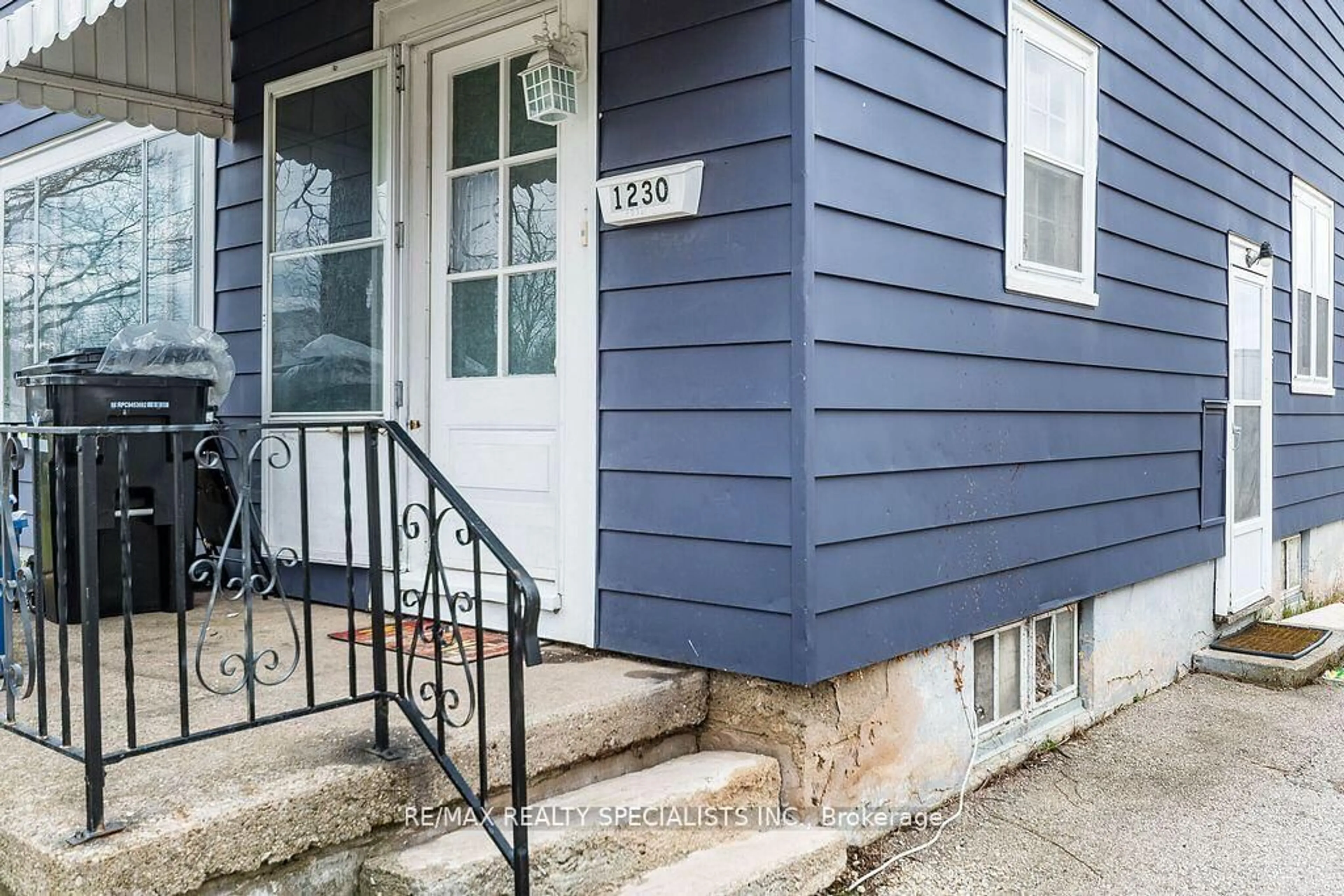 Home with vinyl exterior material, street for 1230 Duke St, Cambridge Ontario N3H 3V7