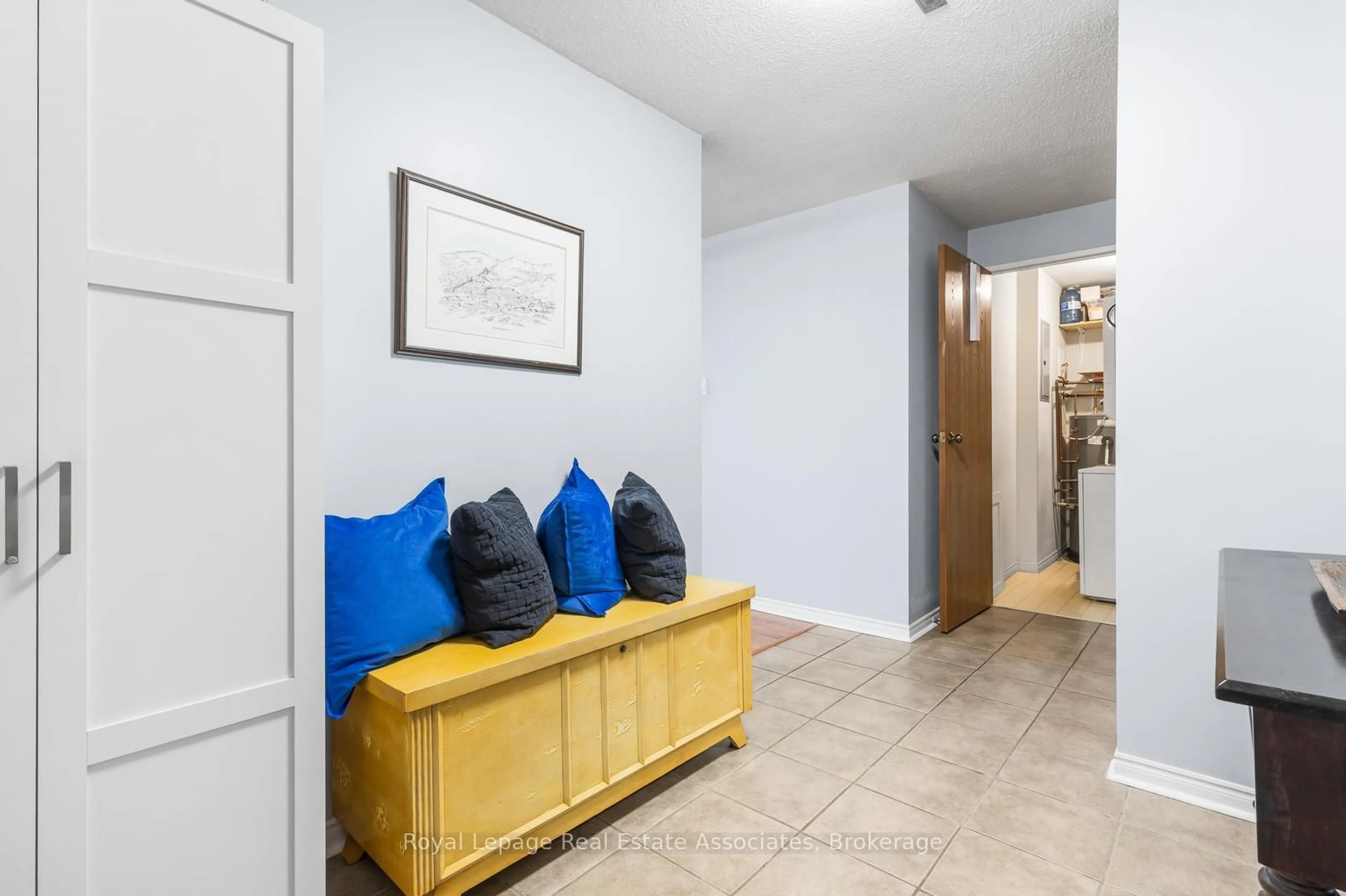 Indoor entryway for 55 Green Valley Dr #1502, Kitchener Ontario N2P 1Z6