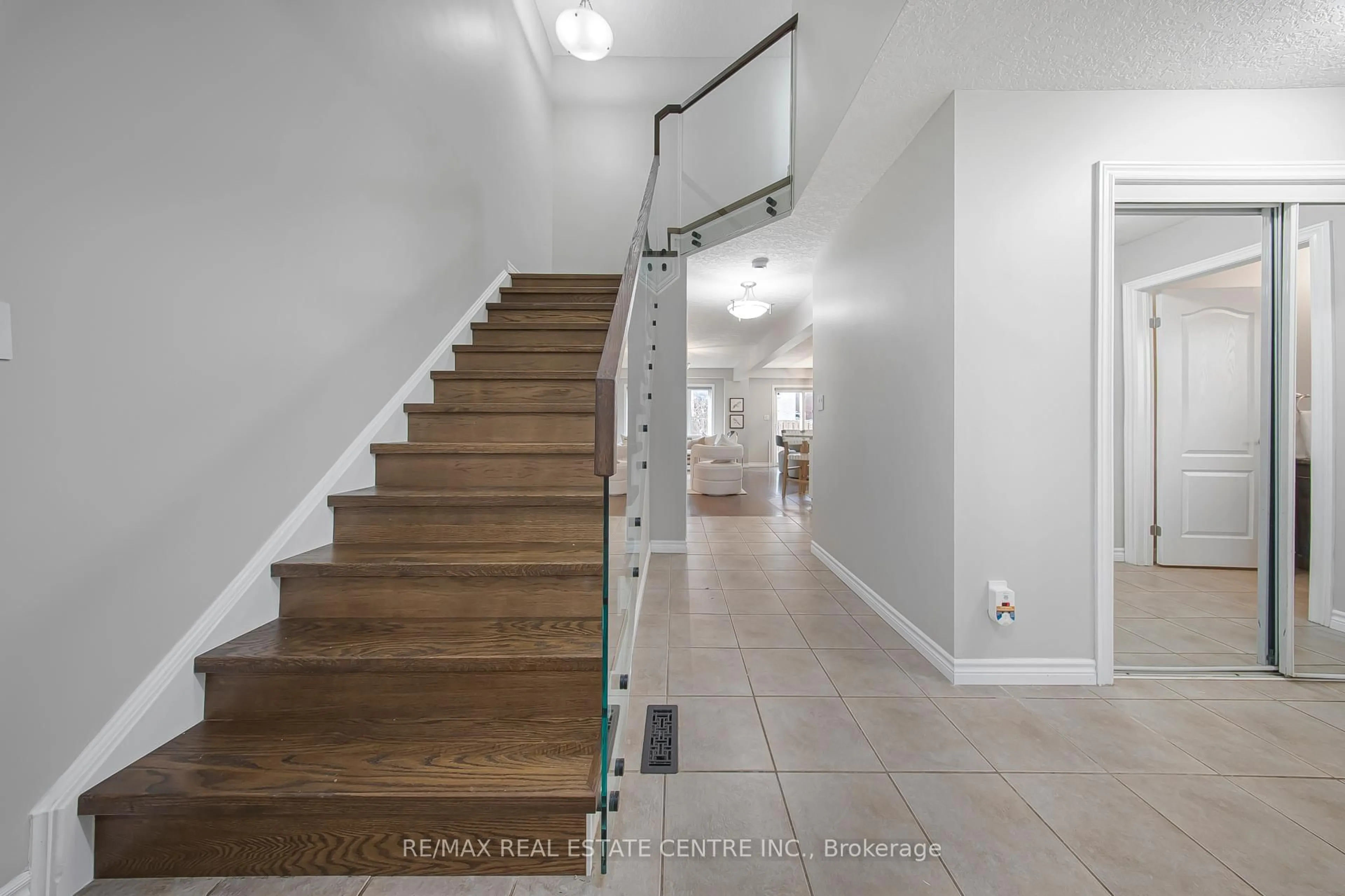 Stairs for 864 Frontenac Cres, Woodstock Ontario N4V 0A8