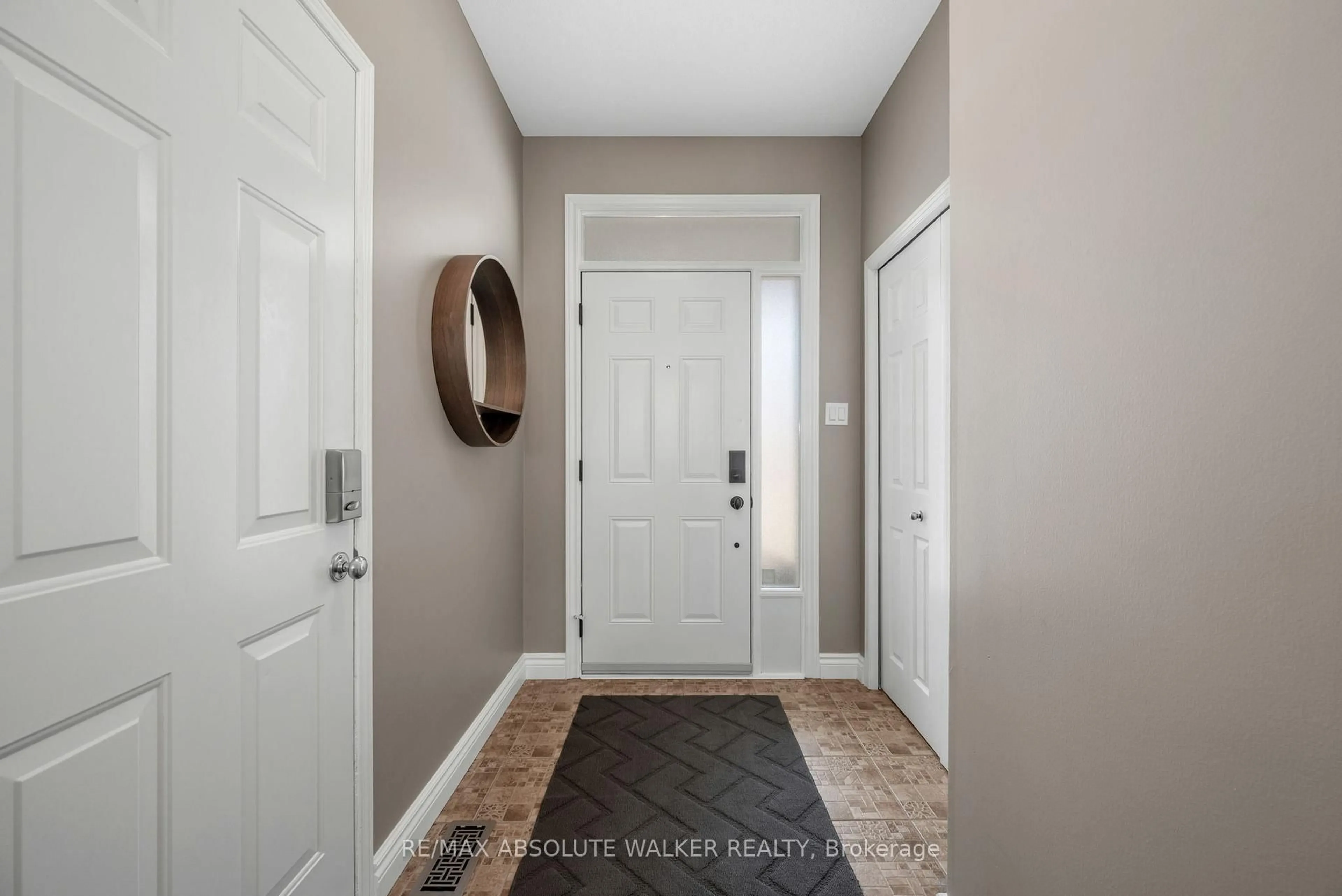 Indoor entryway for 4396 Goldeneye Way, Ottawa Ontario K1V 2H9
