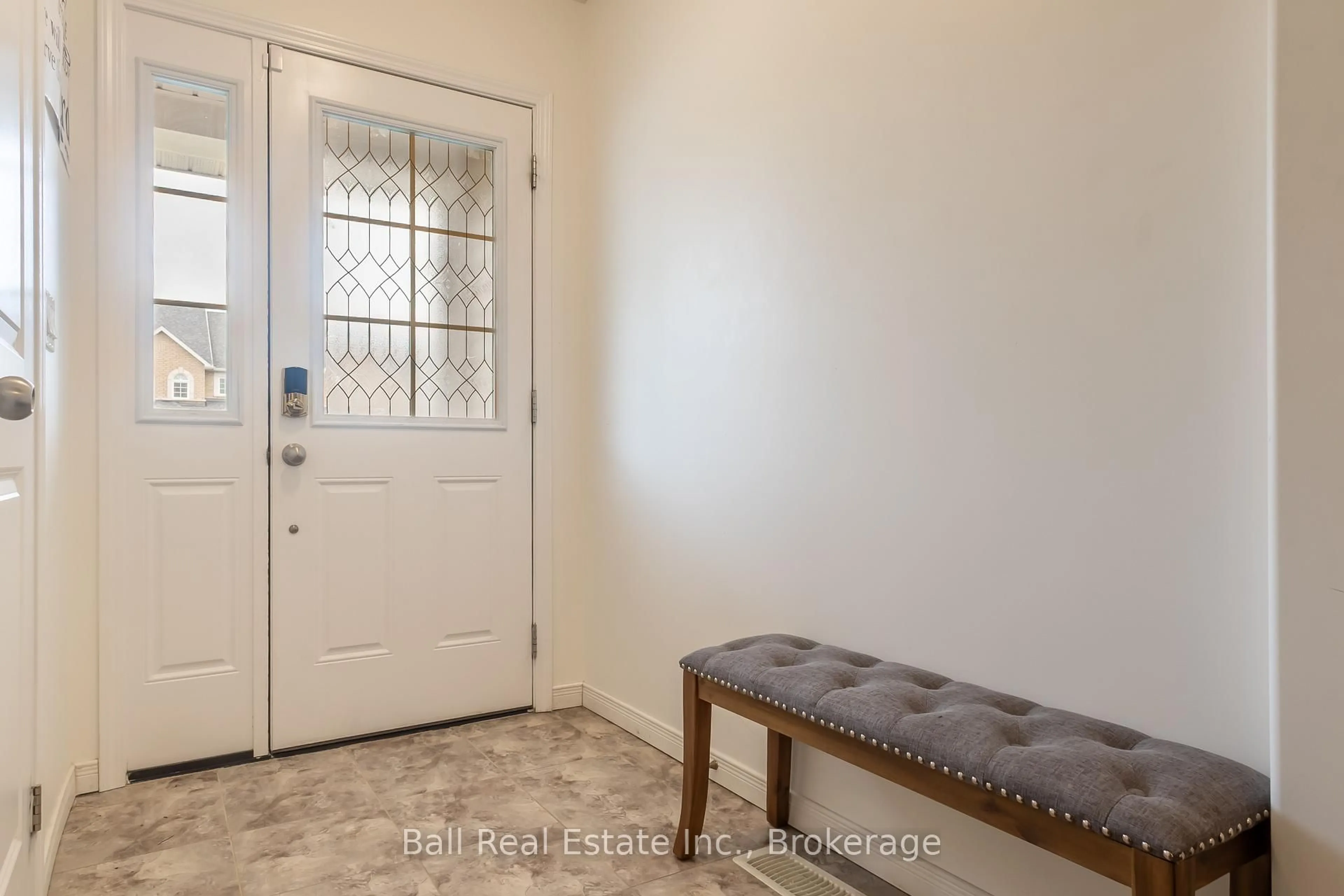 Indoor entryway for 1620 Hetherington Dr, Peterborough Ontario K9L 1Y7