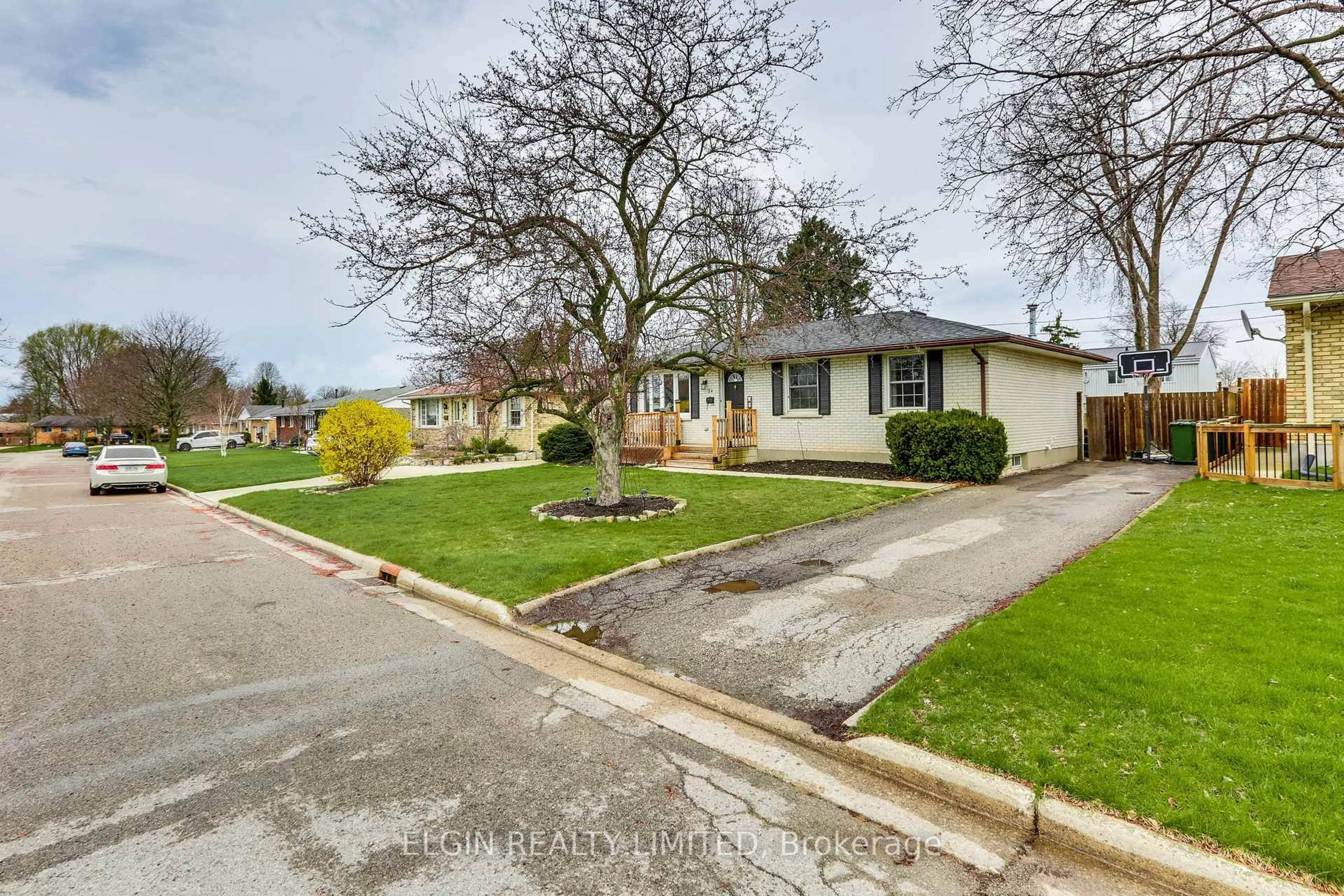 A pic from outside/outdoor area/front of a property/back of a property/a pic from drone, street for 34 Sparta St, St. Thomas Ontario N5R 5G9