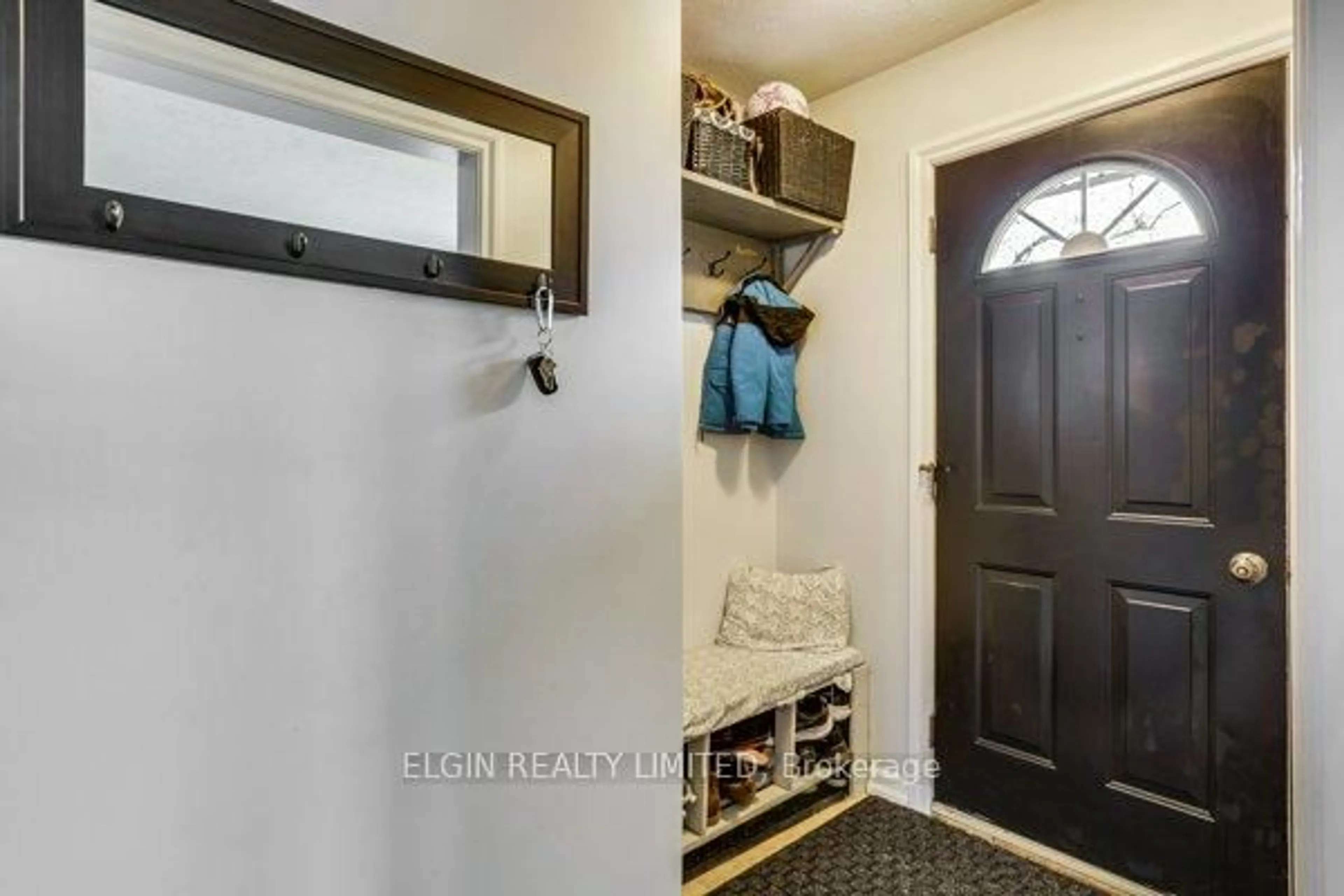 Indoor entryway for 34 Sparta St, St. Thomas Ontario N5R 5G9