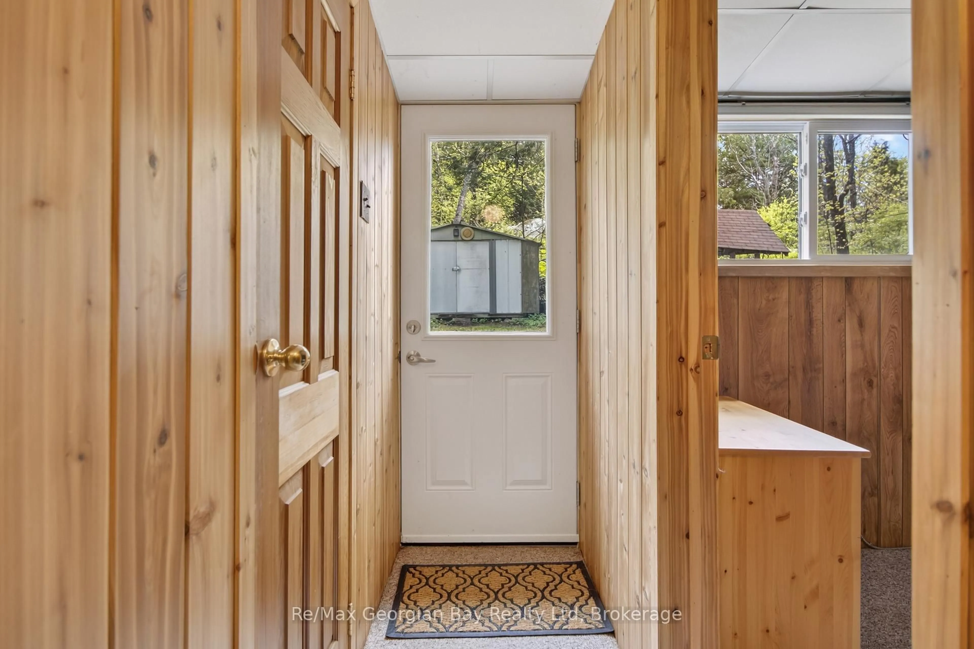 Indoor entryway for 87 Moccasin Tr, Georgian Bay Ontario L0K 1S0