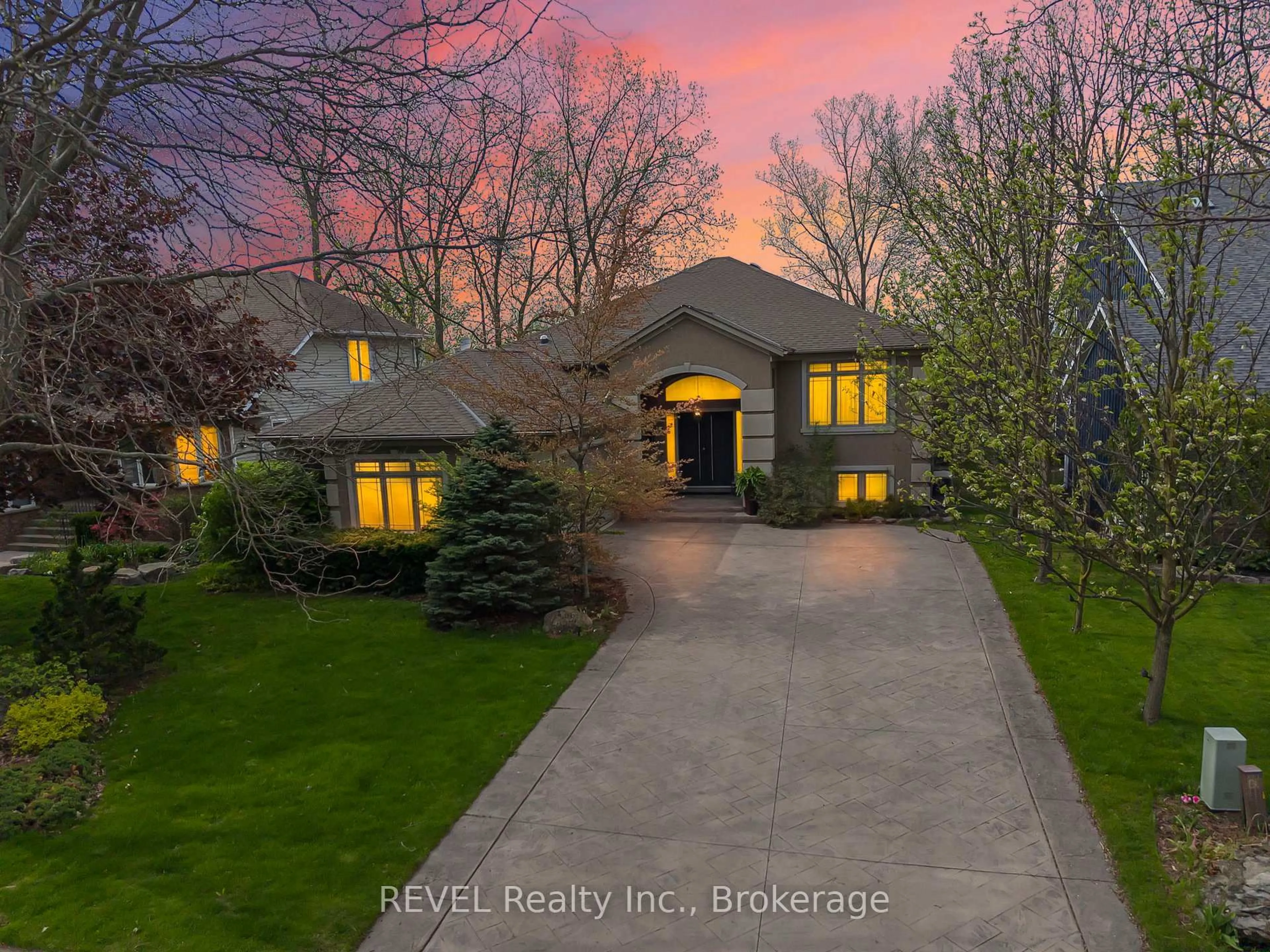 A pic from outside/outdoor area/front of a property/back of a property/a pic from drone, street for 661 Clarence St, Port Colborne Ontario L3K 6B8