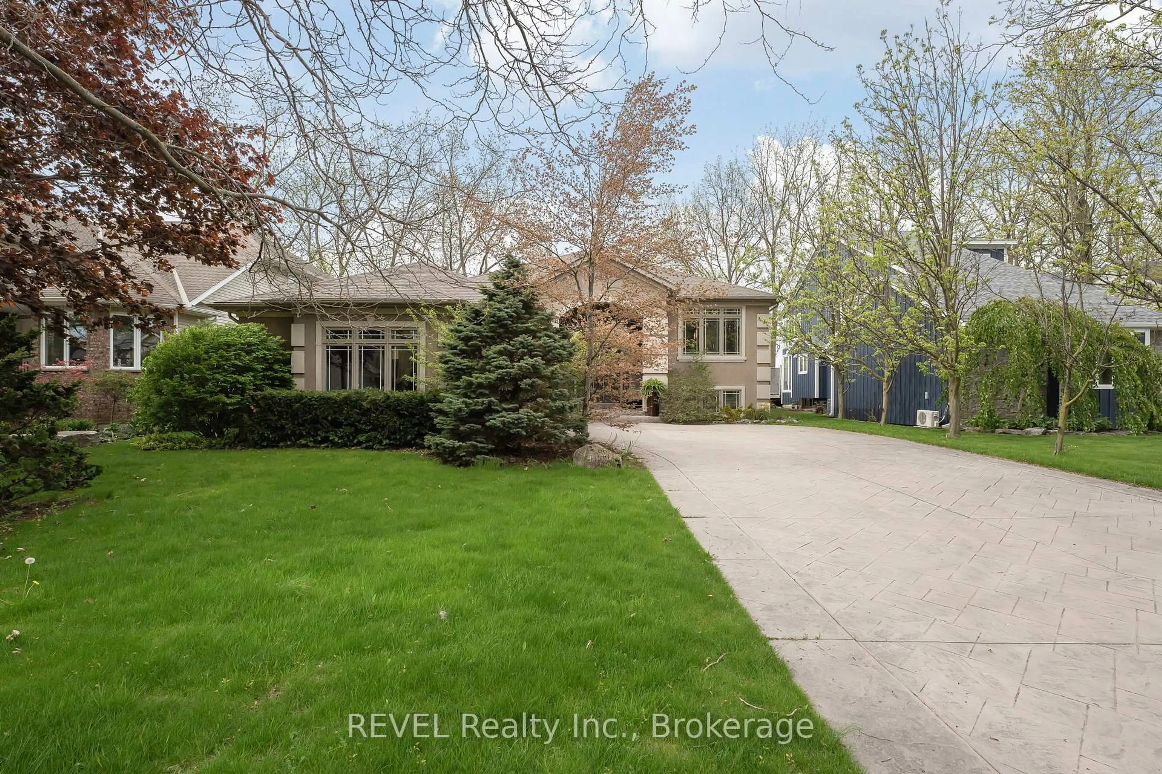 A pic from outside/outdoor area/front of a property/back of a property/a pic from drone, street for 661 Clarence St, Port Colborne Ontario L3K 6B8