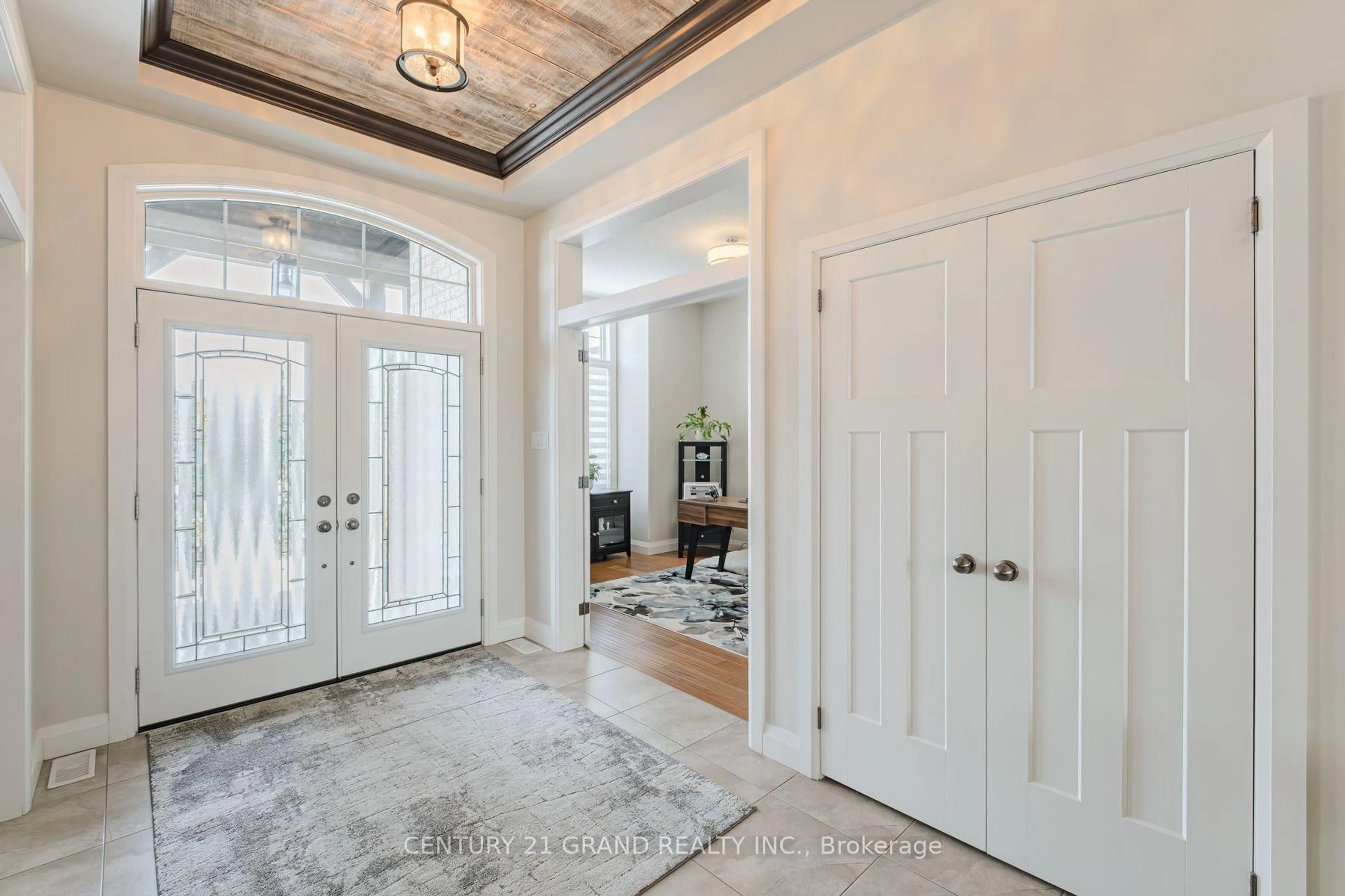 Indoor entryway for 5 Moore Blvd, Brantford Ontario N3T 0E2
