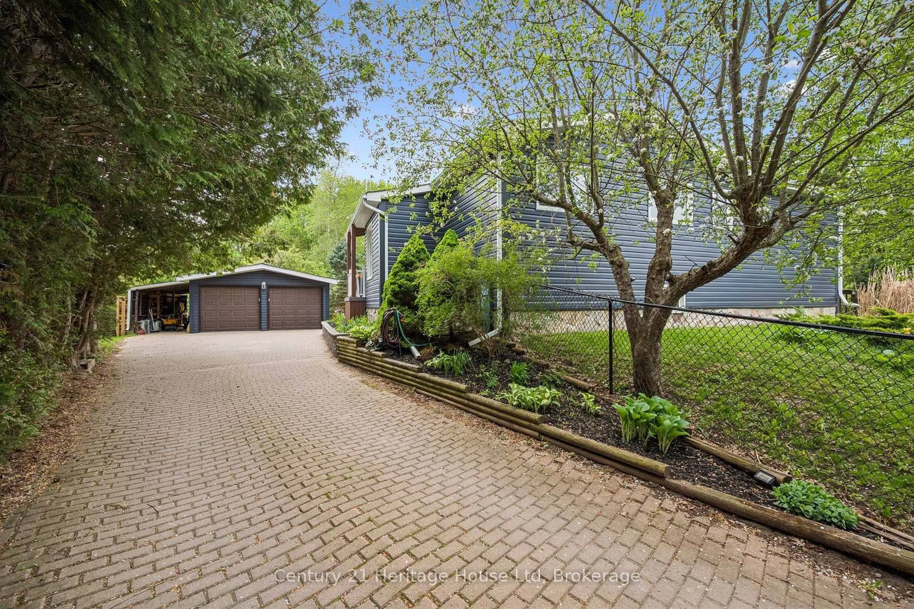 A pic from outside/outdoor area/front of a property/back of a property/a pic from drone, street for 7811 Wellington Road #36 Rd, Puslinch Ontario L0P 1J0