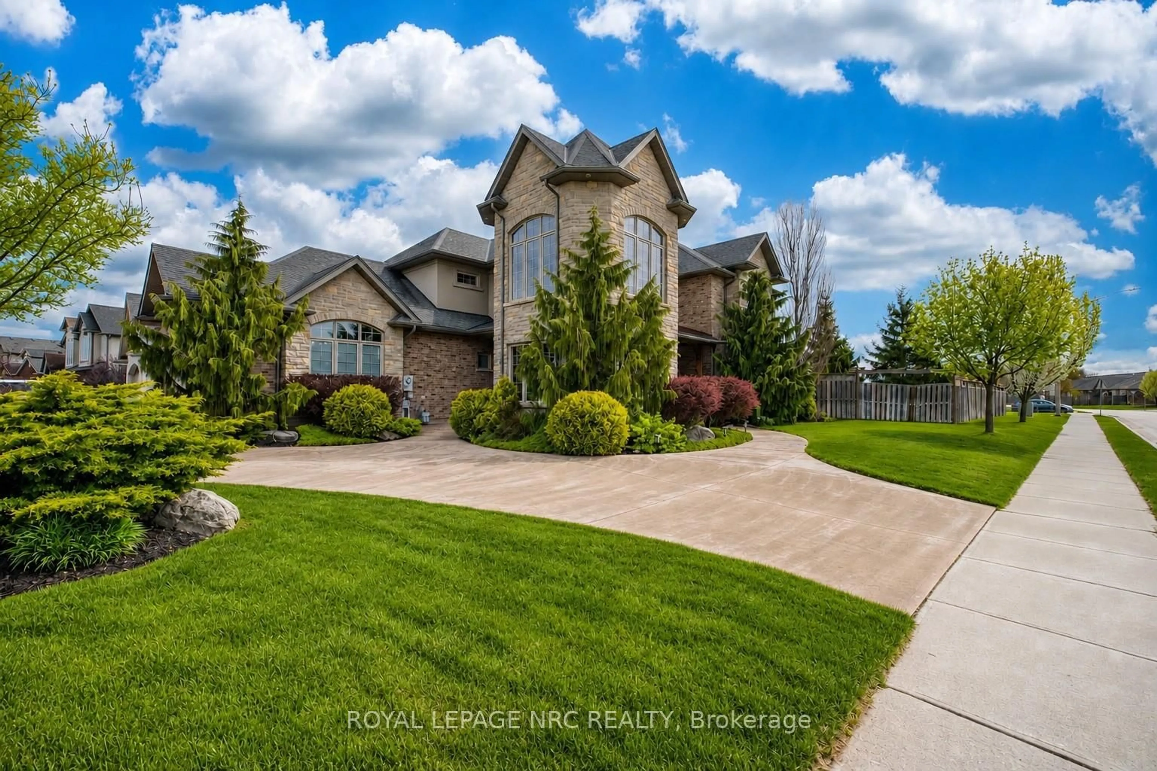 A pic from outside/outdoor area/front of a property/back of a property/a pic from drone, street for 8479 Forestview Blvd, Niagara Falls Ontario L2H 0B2