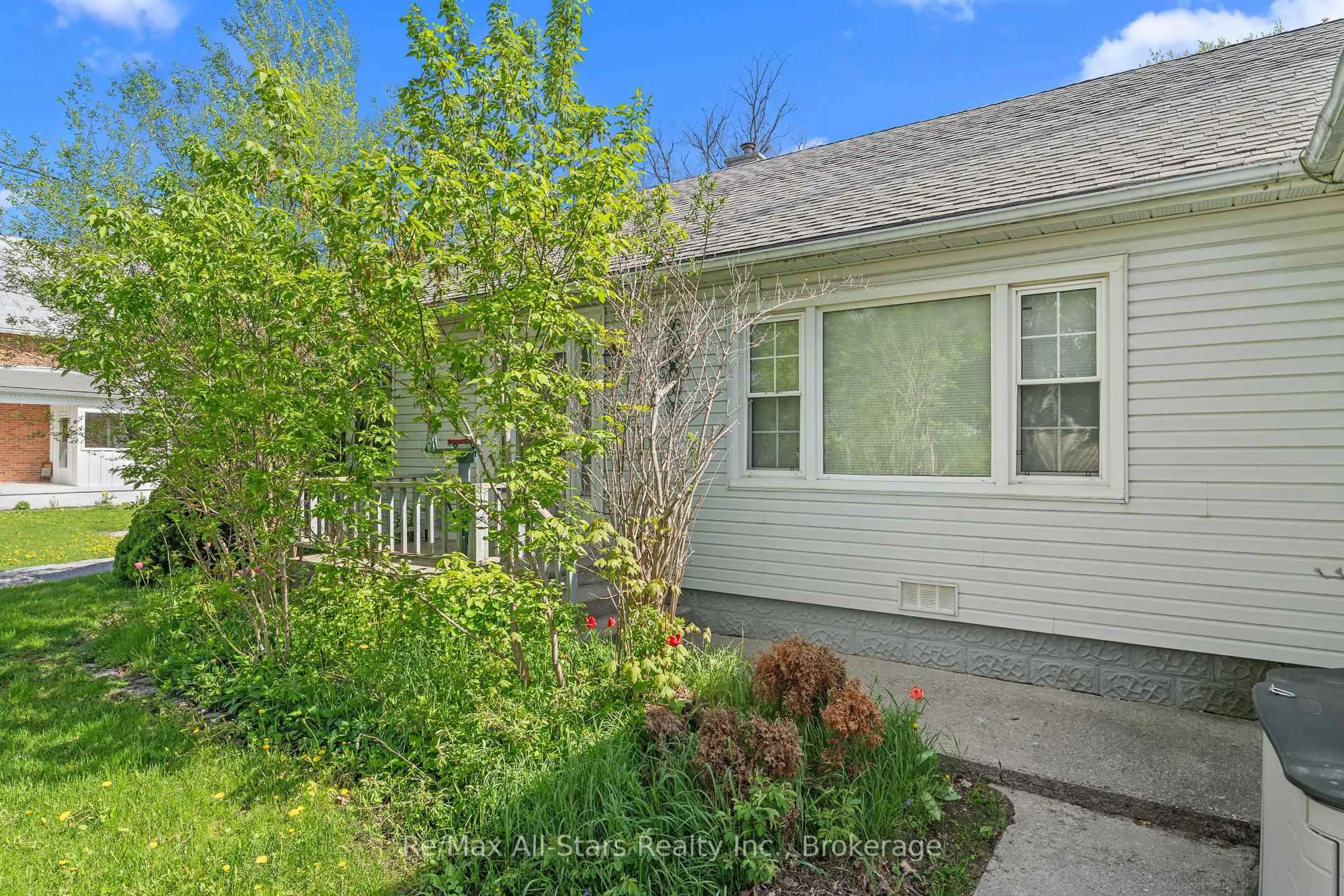 Patio, street for 29 Francis St, Kawartha Lakes Ontario K0M 1N0