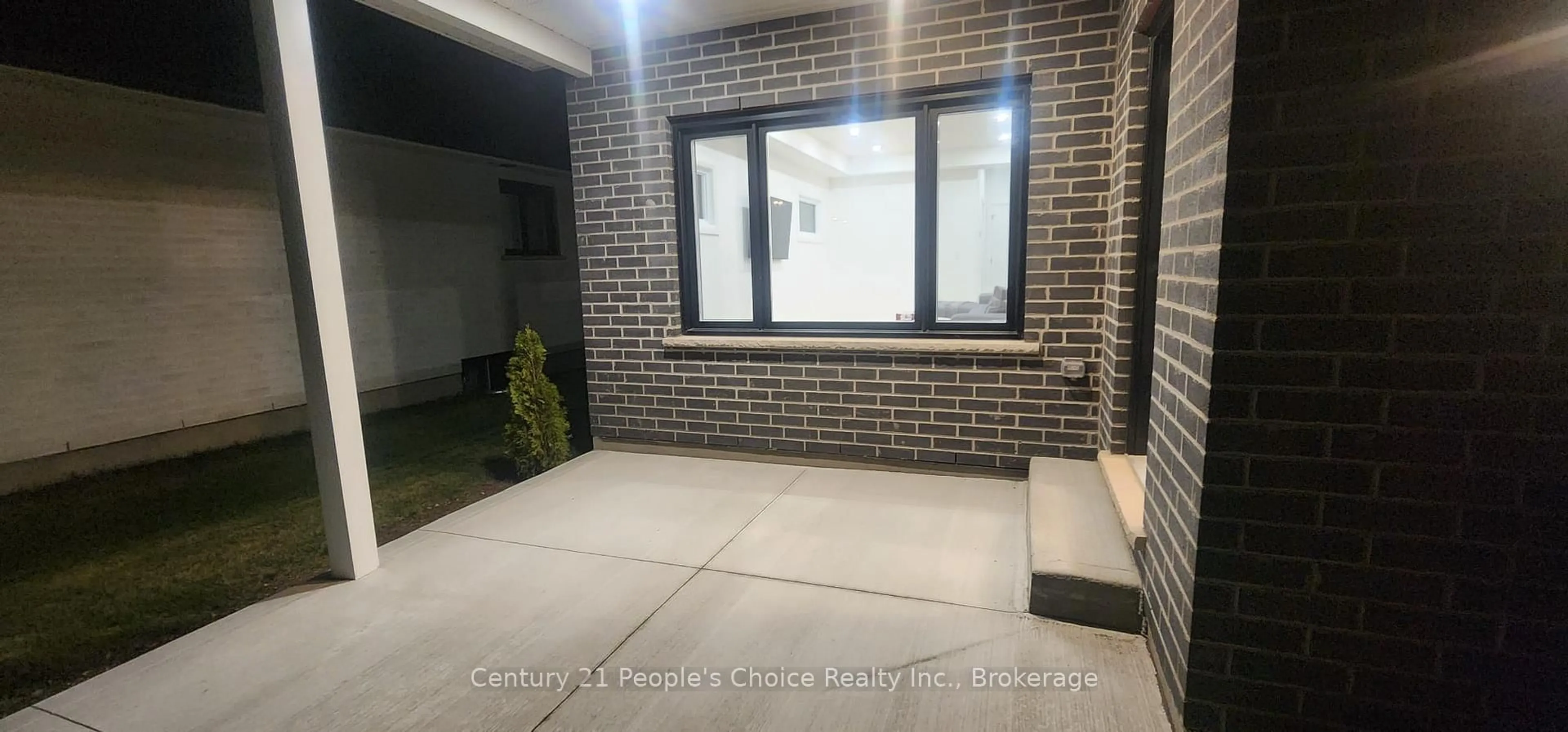 Indoor foyer for 43 Weymouth St, Woolwich Ontario N3B 0E6