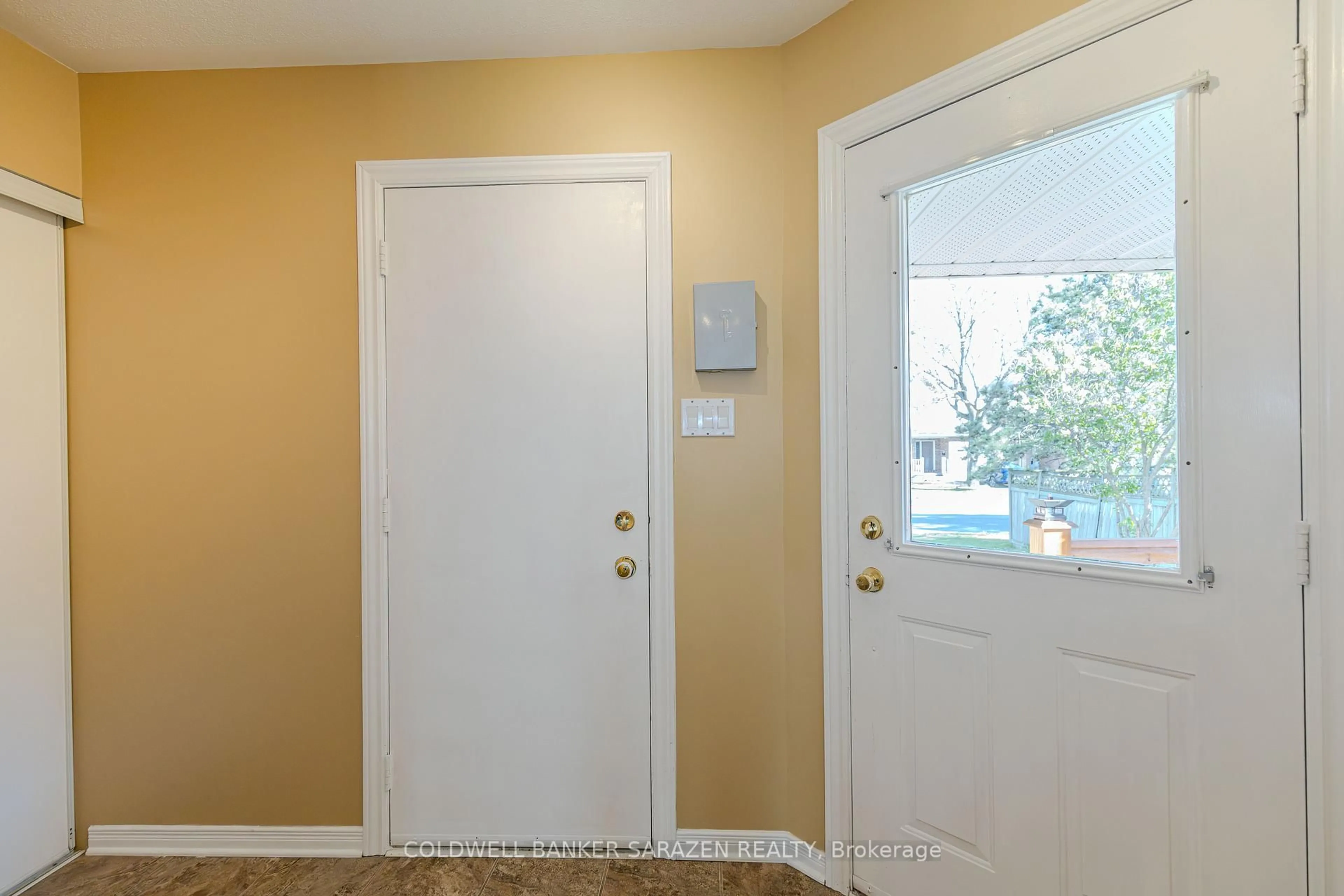 Indoor entryway for 94 Markland Cres, Ottawa Ontario K2G 5Z7