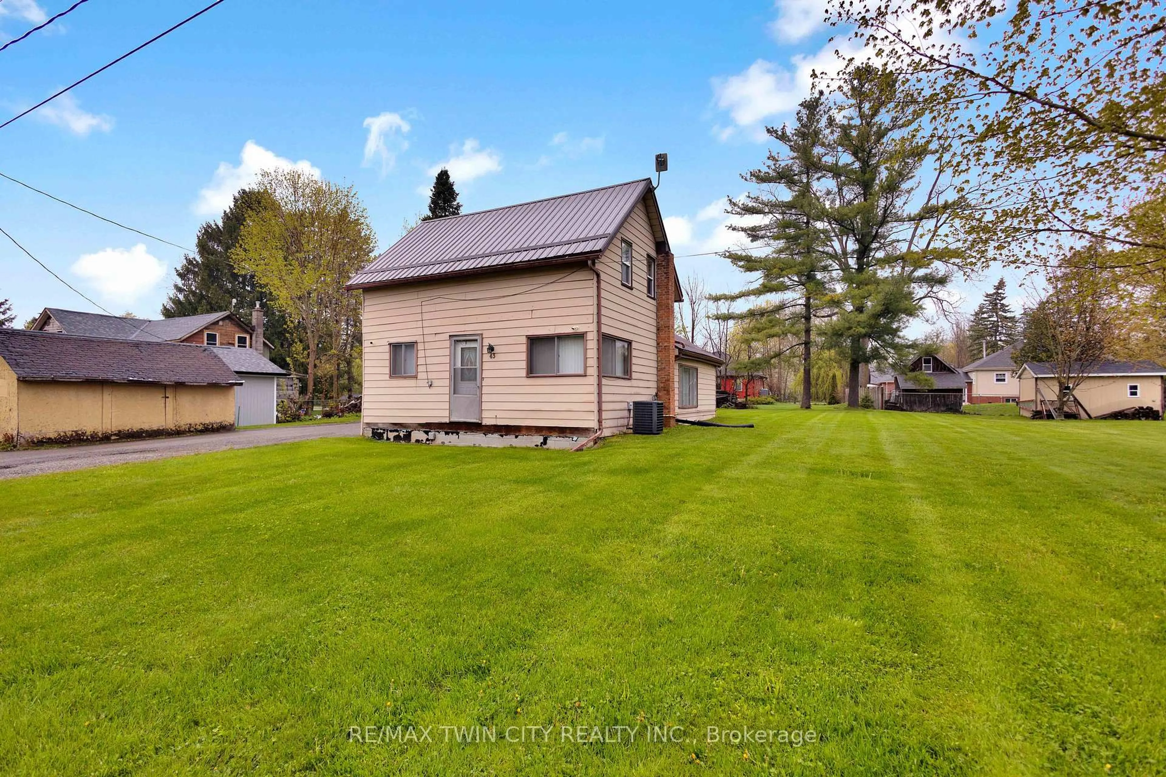 A pic from outside/outdoor area/front of a property/back of a property/a pic from drone, unknown for 43 Ontario St, Brant Ontario N3L 3E1