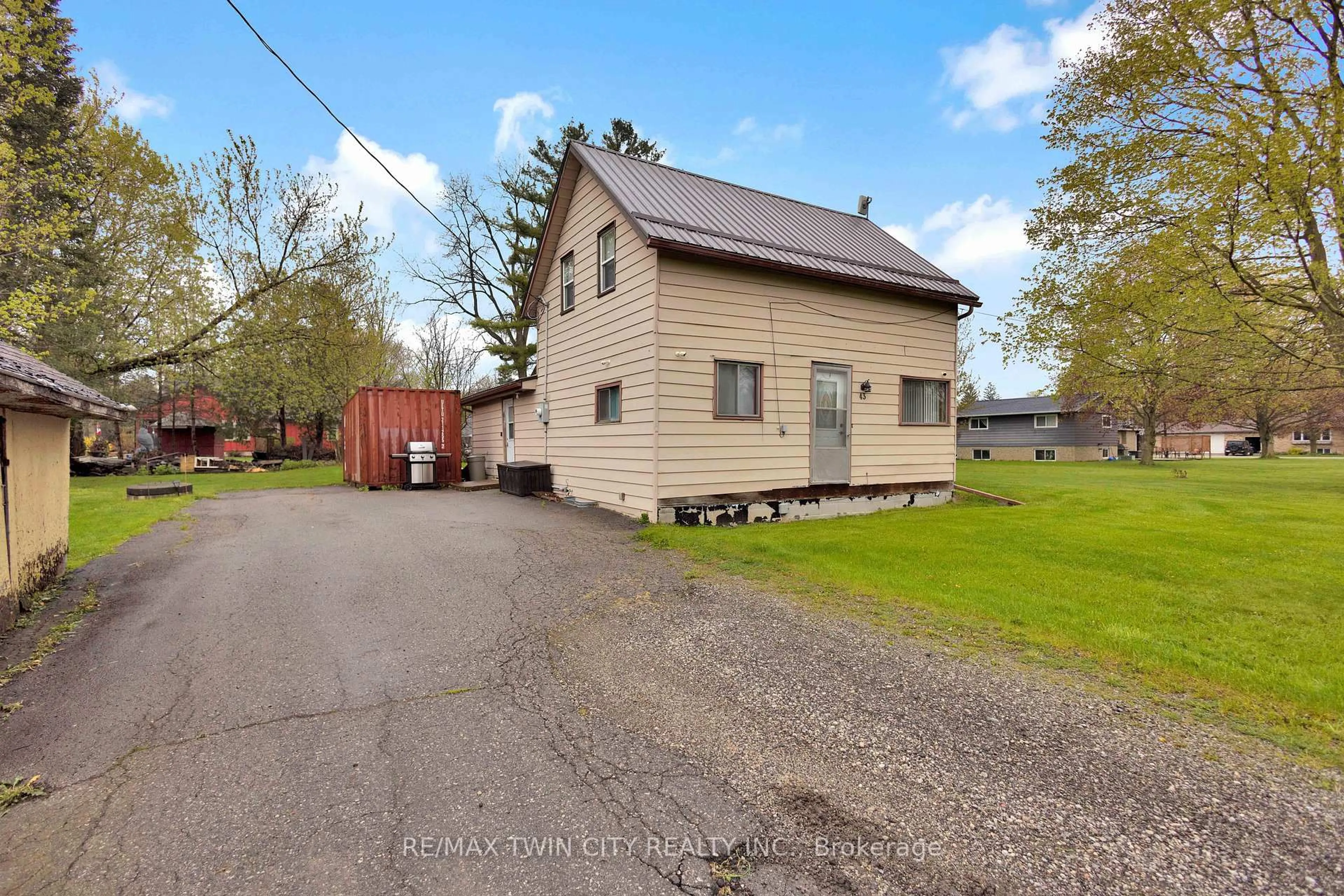 A pic from outside/outdoor area/front of a property/back of a property/a pic from drone, street for 43 Ontario St, Brant Ontario N3L 3E1