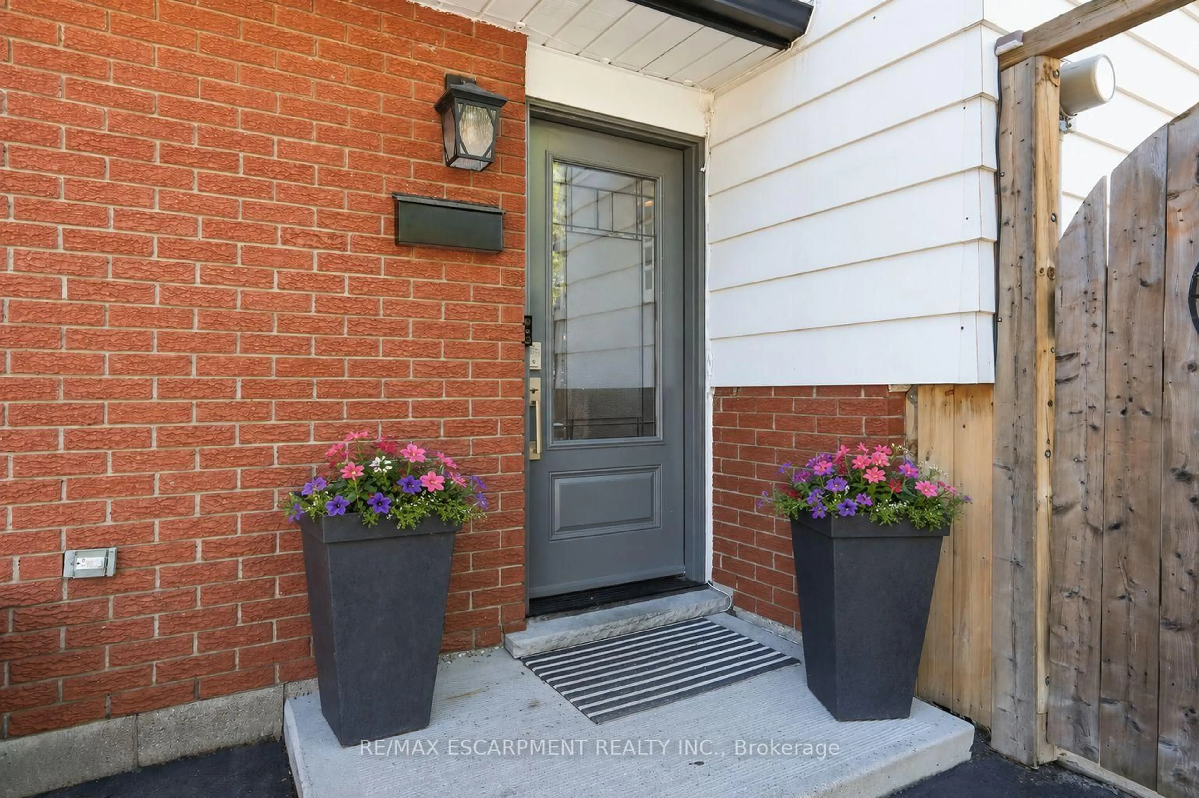 Indoor entryway for 35 Gretna Crt, Hamilton Ontario L9C 4V1