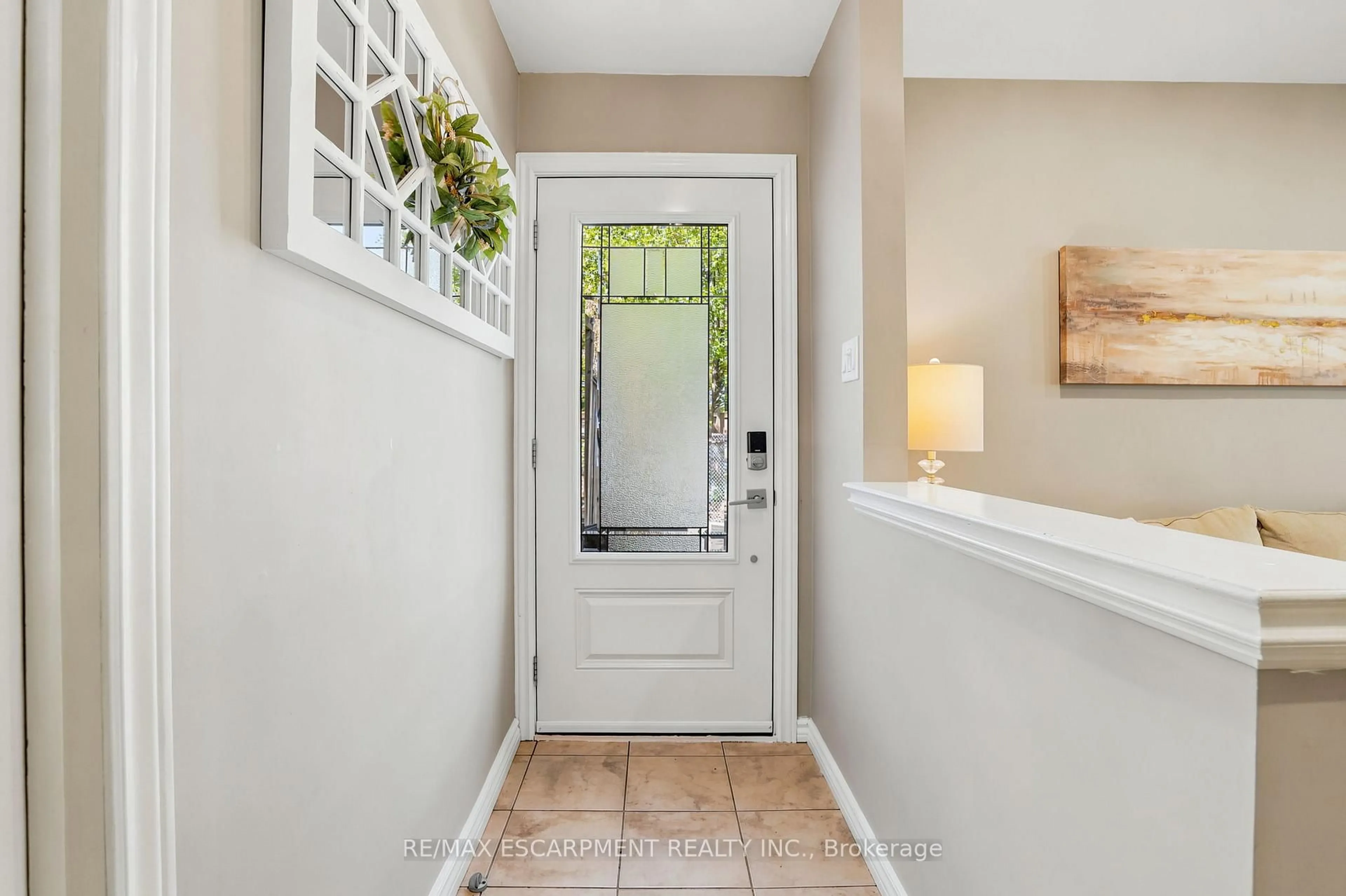 Indoor entryway for 35 Gretna Crt, Hamilton Ontario L9C 4V1