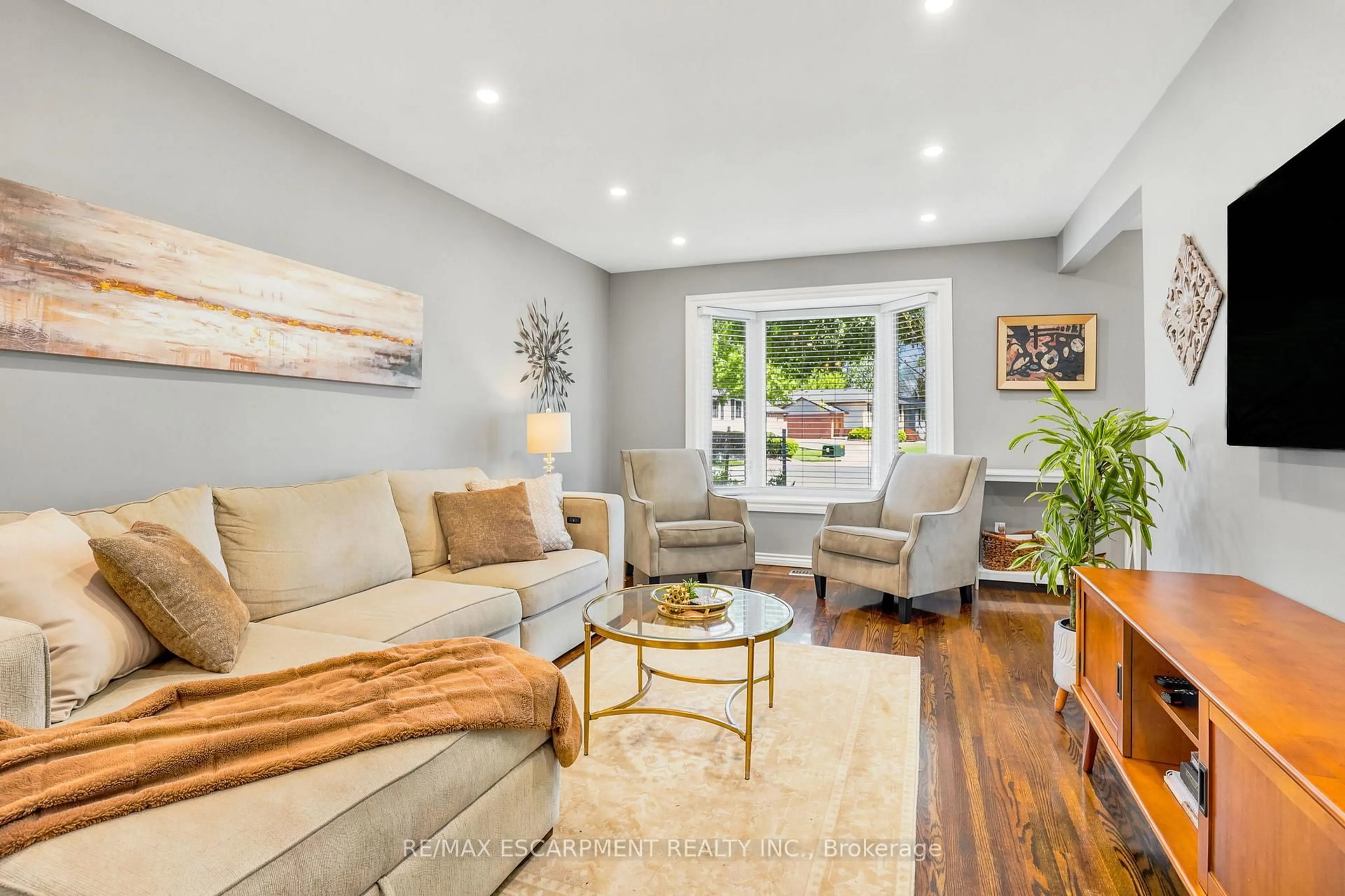 Living room with furniture, wood/laminate floor for 35 Gretna Crt, Hamilton Ontario L9C 4V1