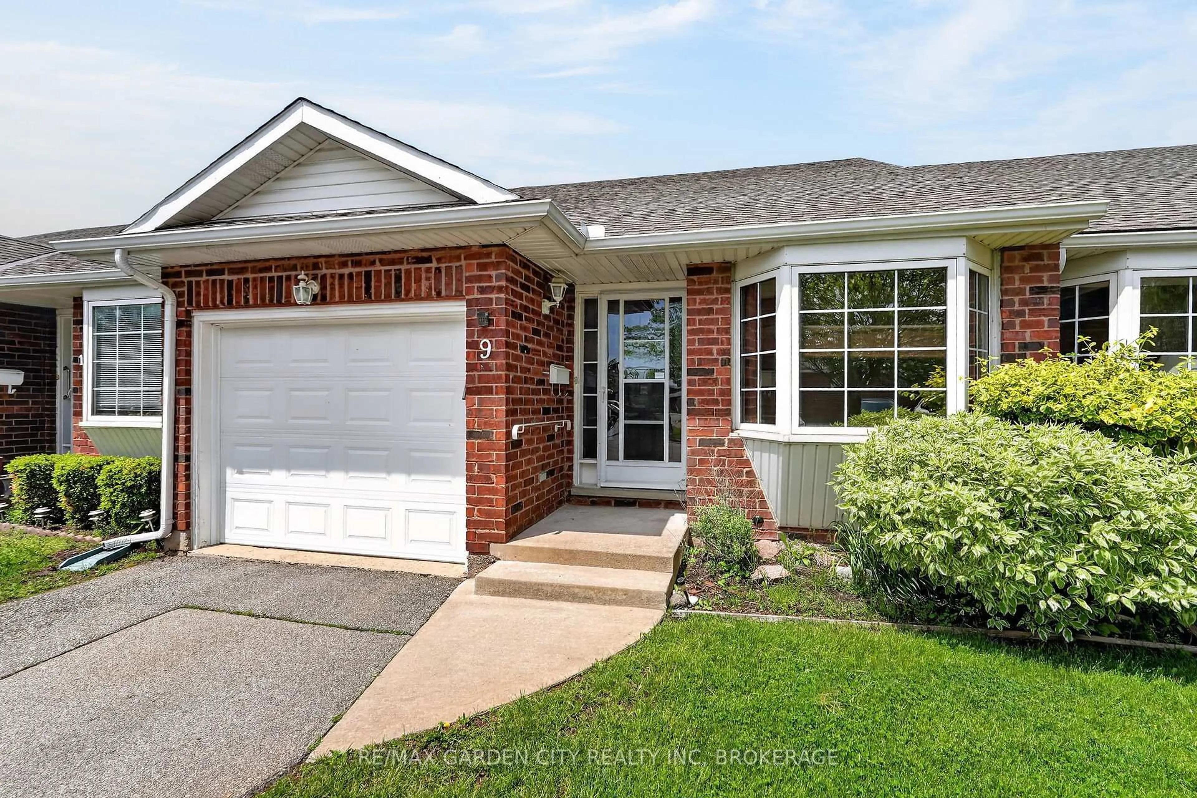 Home with brick exterior material, street for 162 First St #9, Welland Ontario L3B 4S2