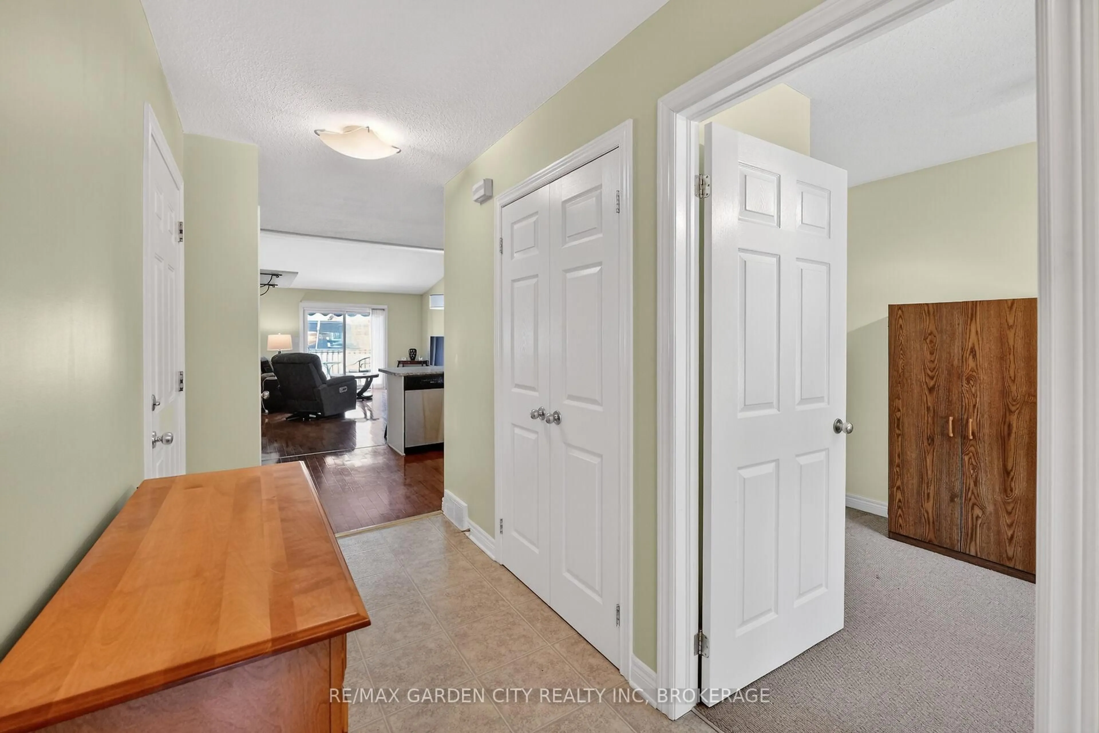 Indoor entryway for 162 First St #9, Welland Ontario L3B 4S2