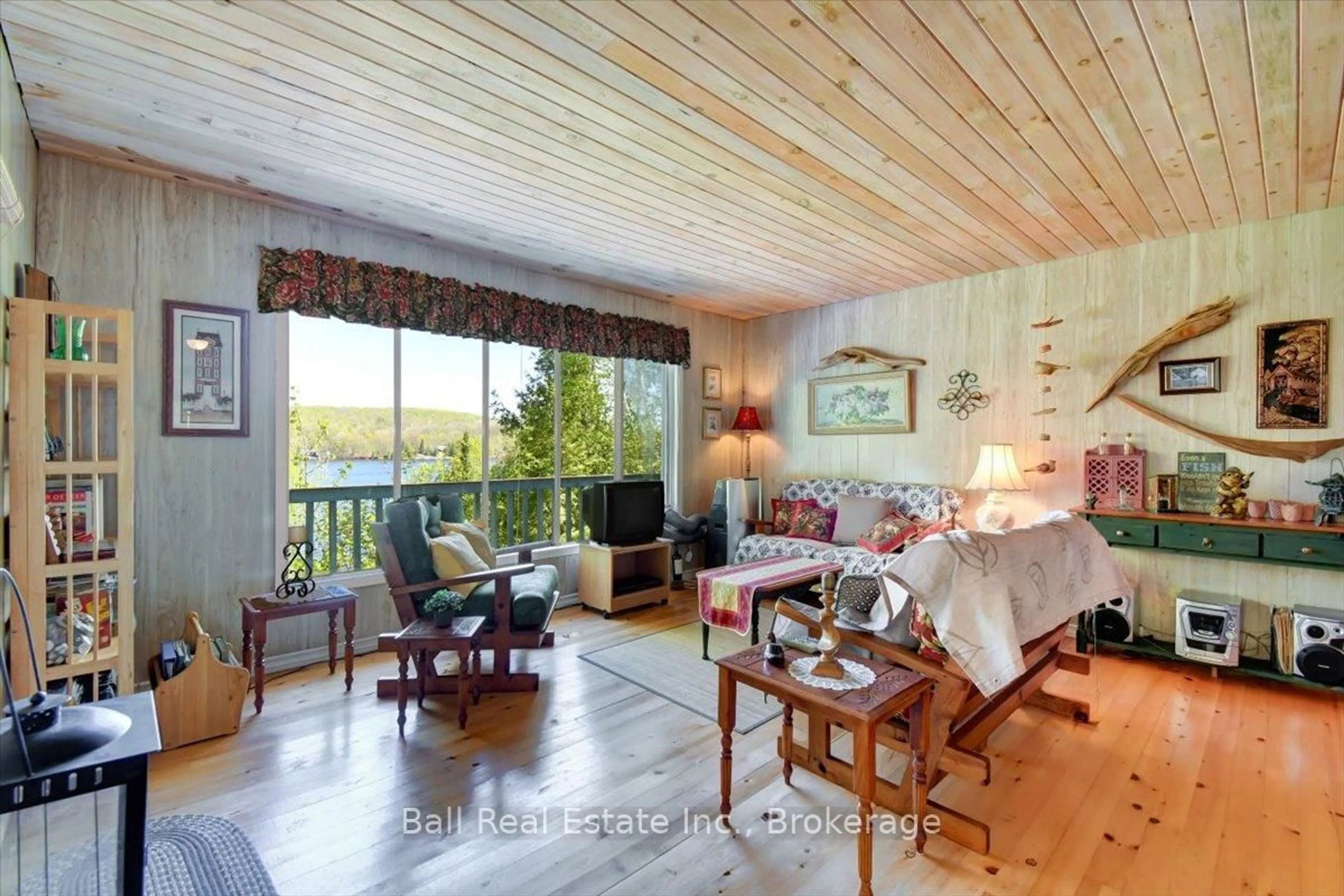 Living room with furniture, wood/laminate floor for 134 Millionaires Walk, Bancroft Ontario K0L 1C0