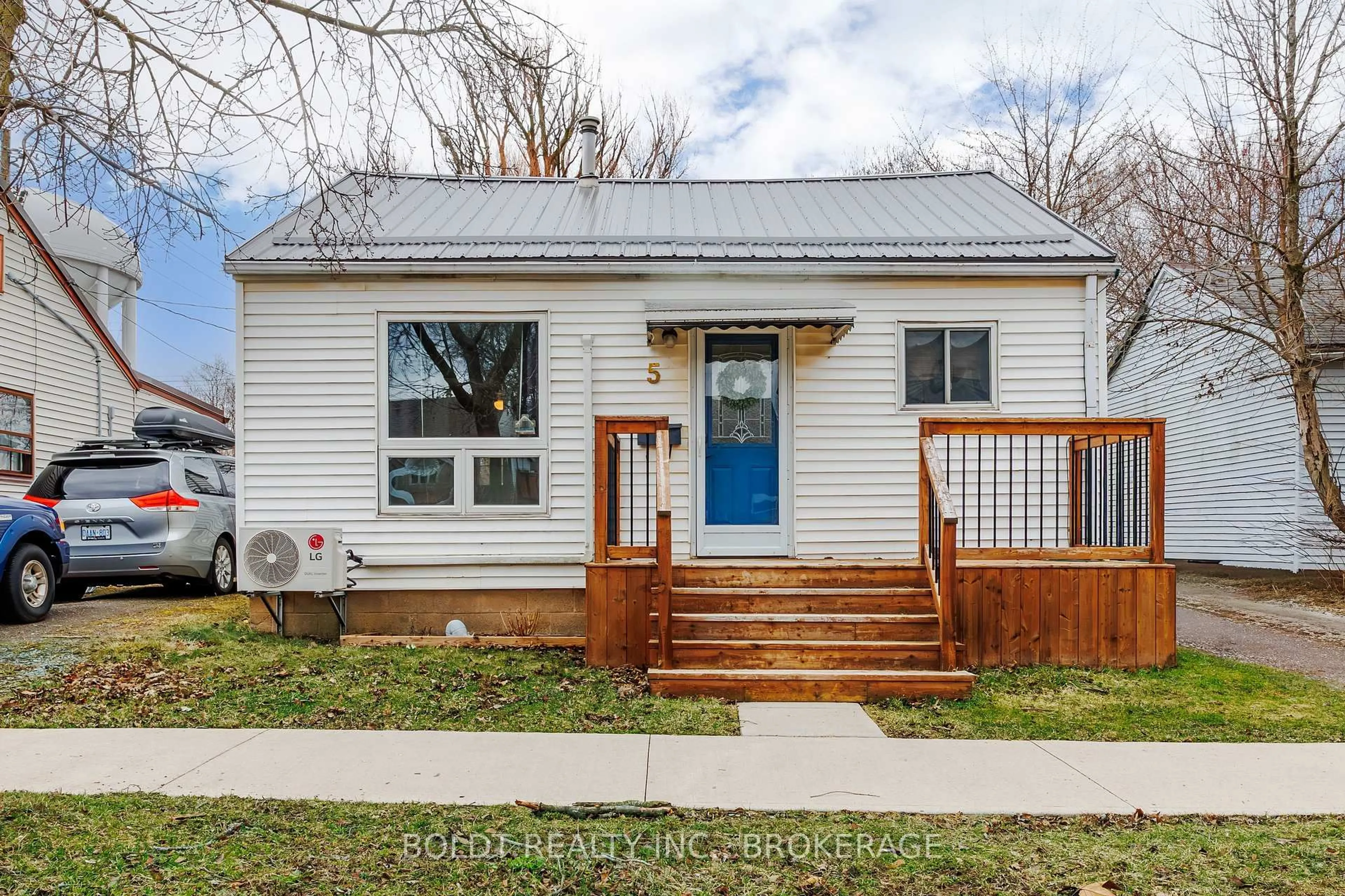 Home with vinyl exterior material, street for 5 Nelles Rd, Welland Ontario L3B 2P1