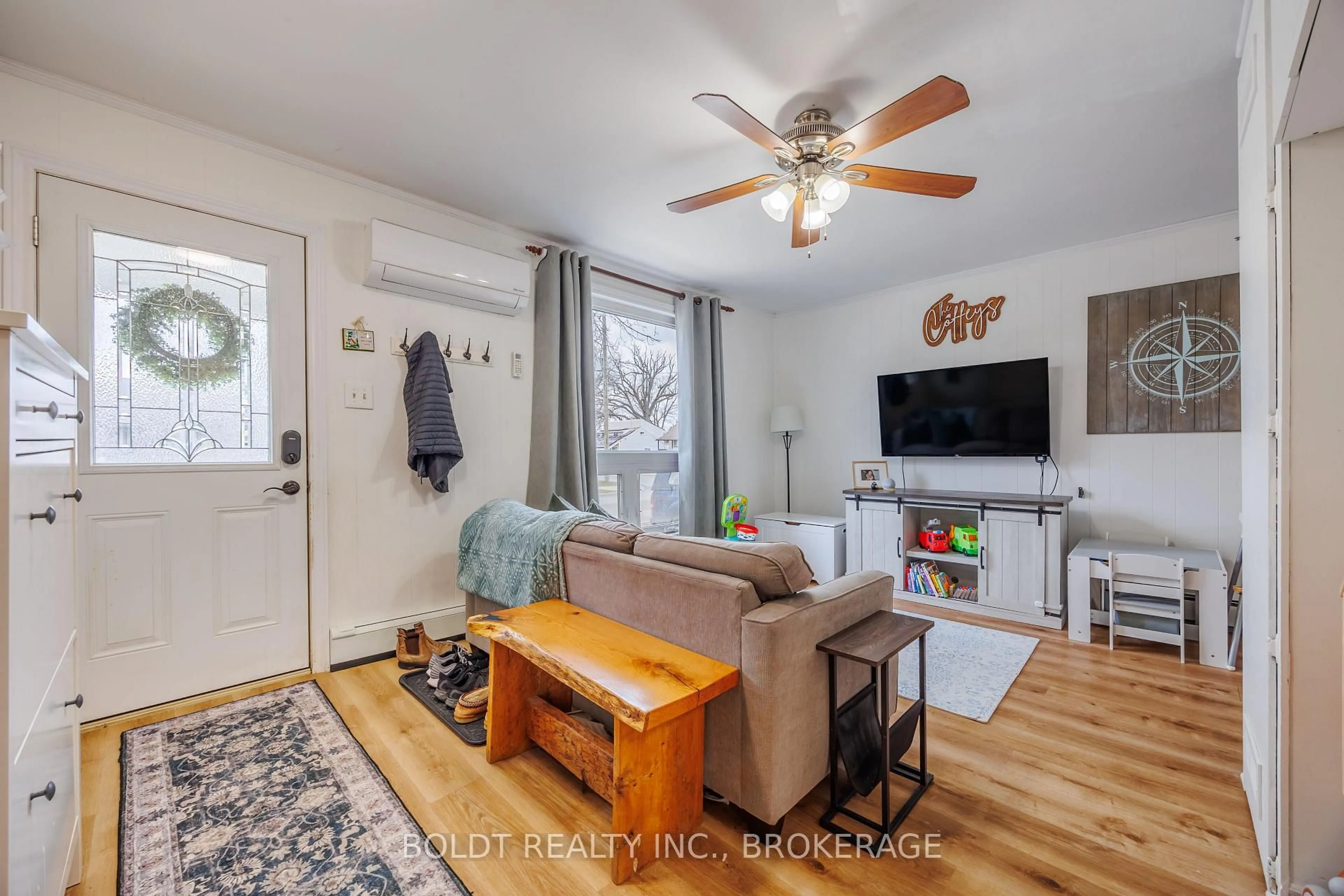 Living room with furniture, wood/laminate floor for 5 Nelles Rd, Welland Ontario L3B 2P1