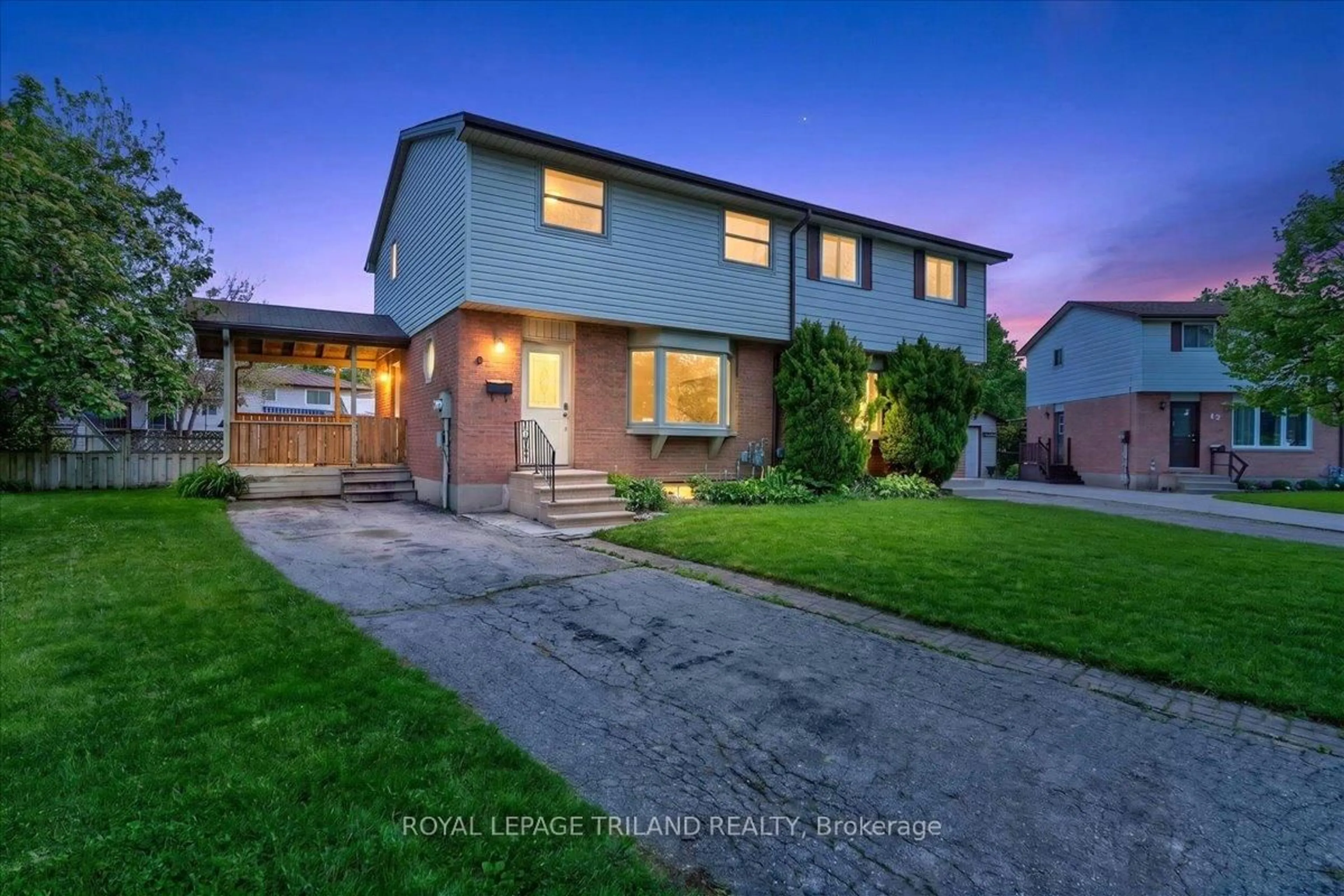 A pic from outside/outdoor area/front of a property/back of a property/a pic from drone, street for 9 Parcreek Pl, Strathroy-Caradoc Ontario N7G 3S1