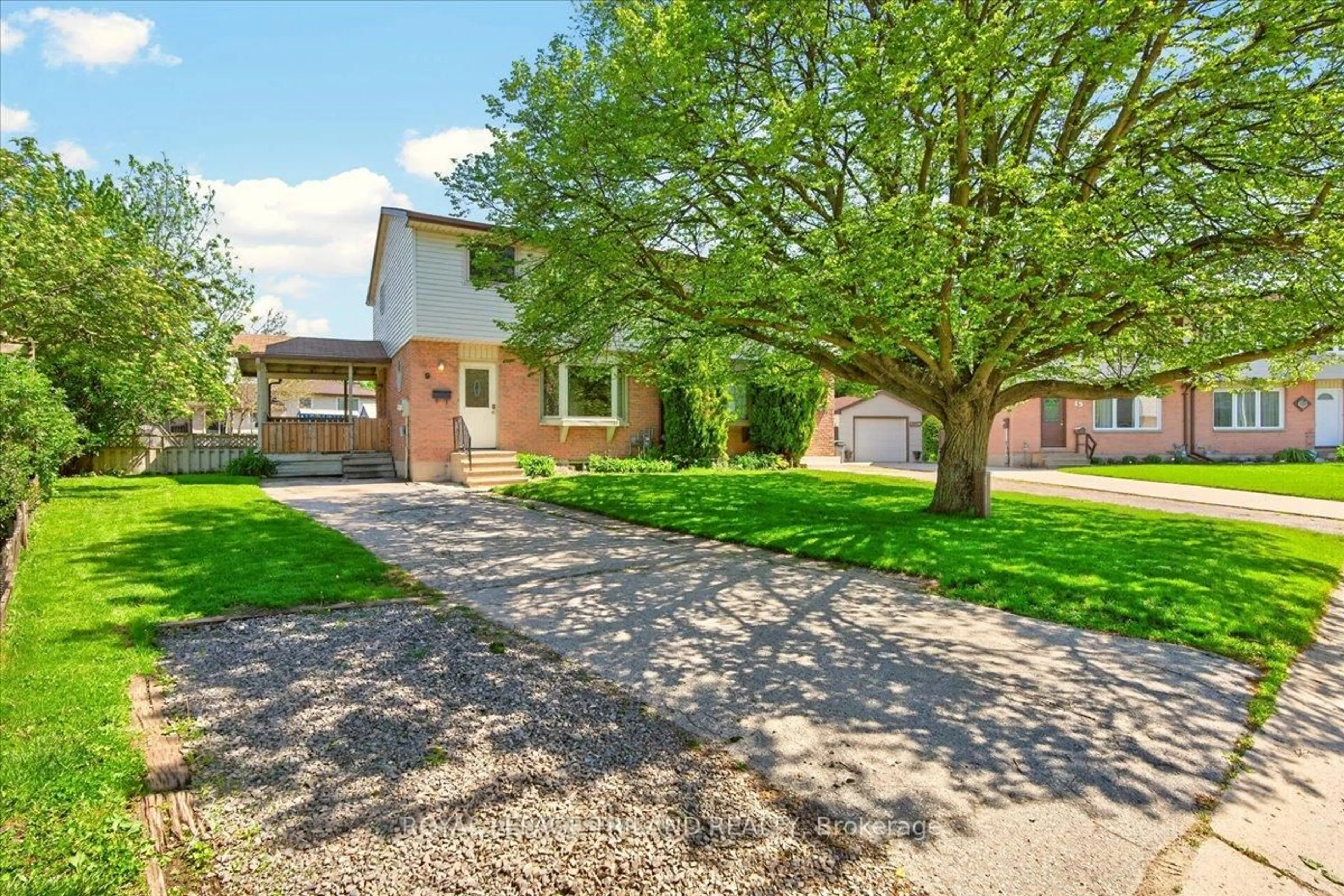 A pic from outside/outdoor area/front of a property/back of a property/a pic from drone, street for 9 Parcreek Pl, Strathroy-Caradoc Ontario N7G 3S1
