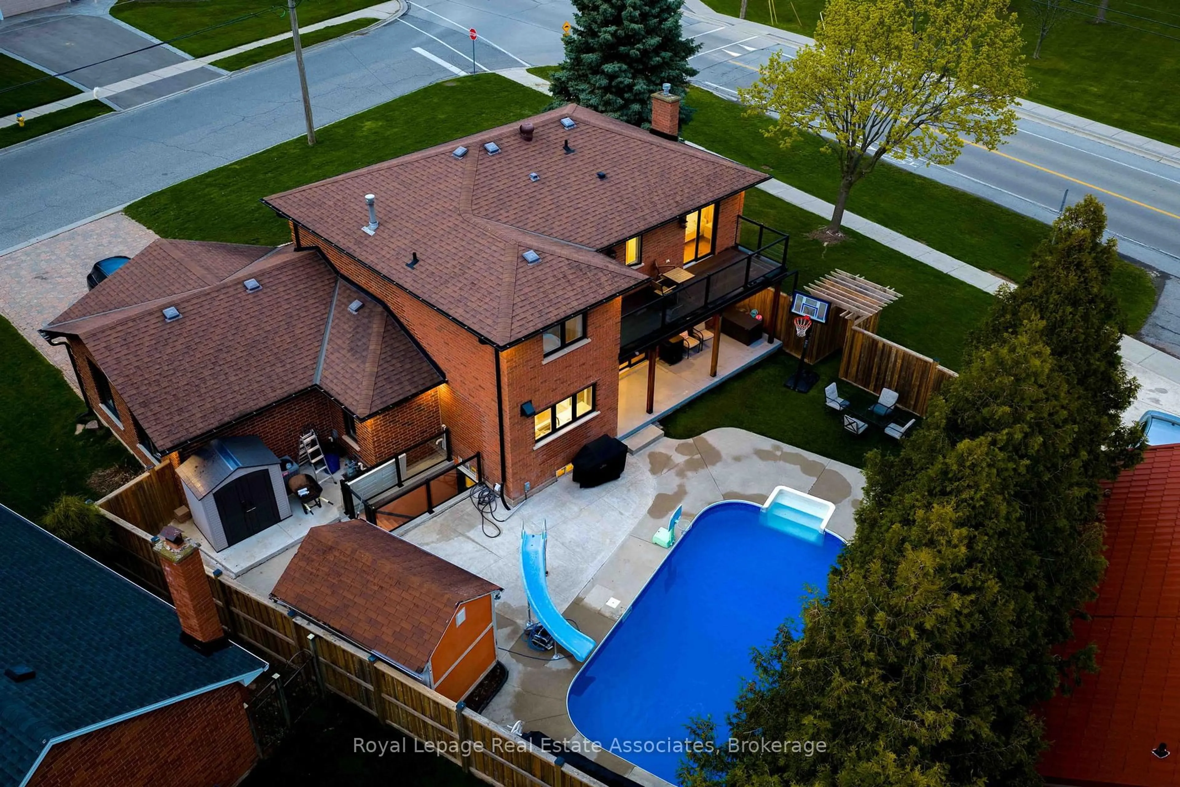A pic from outside/outdoor area/front of a property/back of a property/a pic from drone, street for 382 Nelles Rd, Grimsby Ontario L3M 2Z9