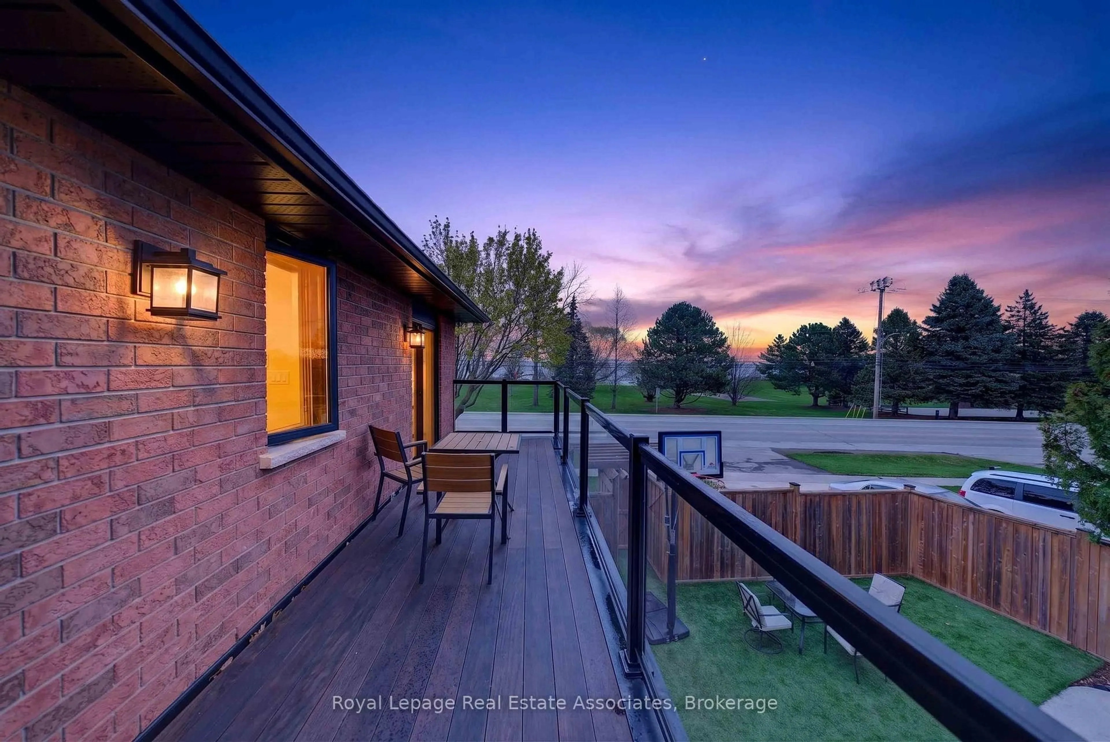 Patio, street for 382 Nelles Rd, Grimsby Ontario L3M 2Z9