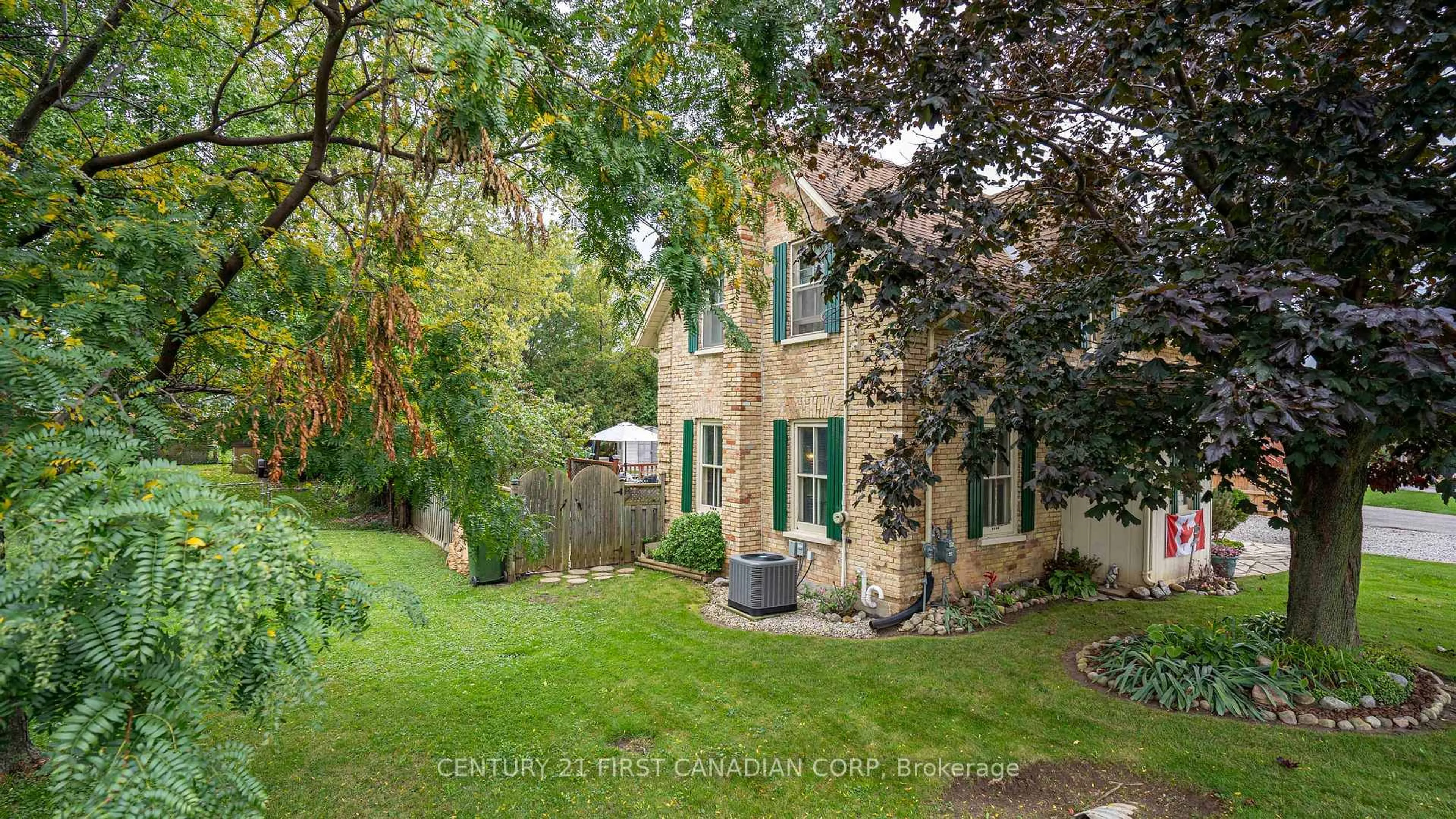 A pic from outside/outdoor area/front of a property/back of a property/a pic from drone, street for 1 Fairview Ave, St. Thomas Ontario N5R 4X2