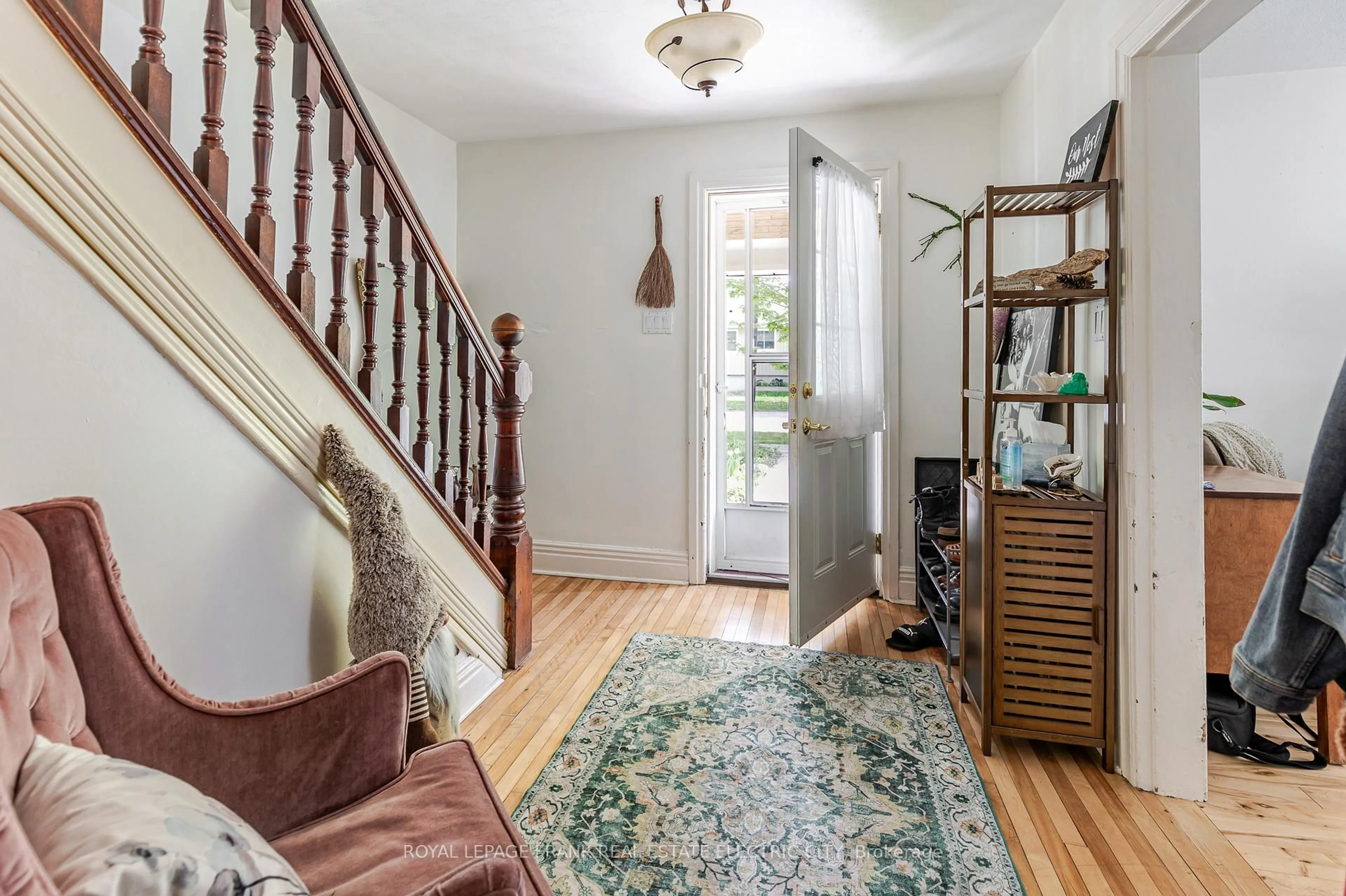 Indoor entryway for 733-735 Bethune St, Peterborough Ontario K9H 4A5