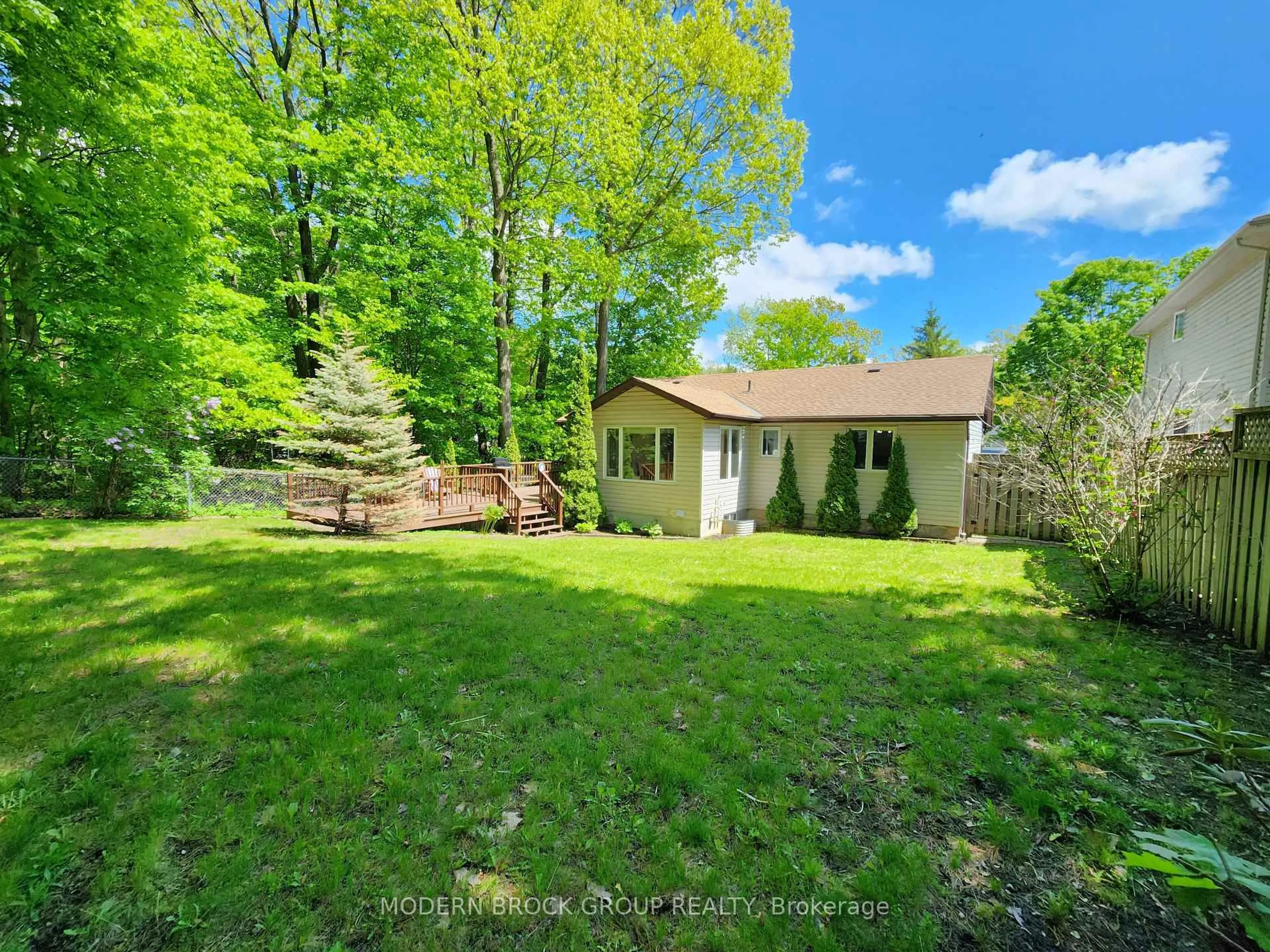 A pic from outside/outdoor area/front of a property/back of a property/a pic from drone, forest/trees view for 382 PEARL St, Brockville Ontario K6V 4E5