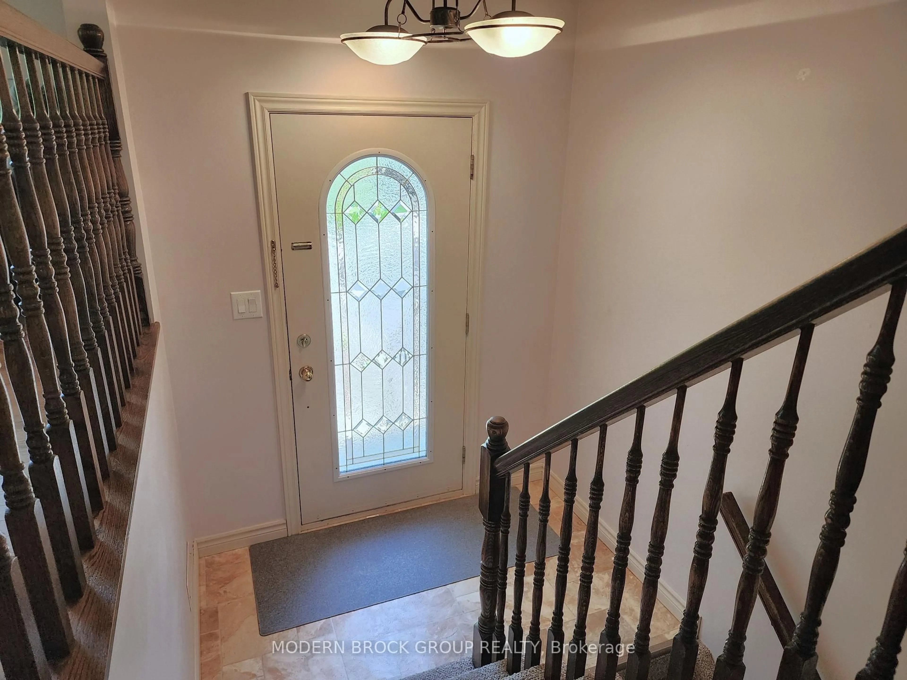 Indoor entryway for 382 PEARL St, Brockville Ontario K6V 4E5