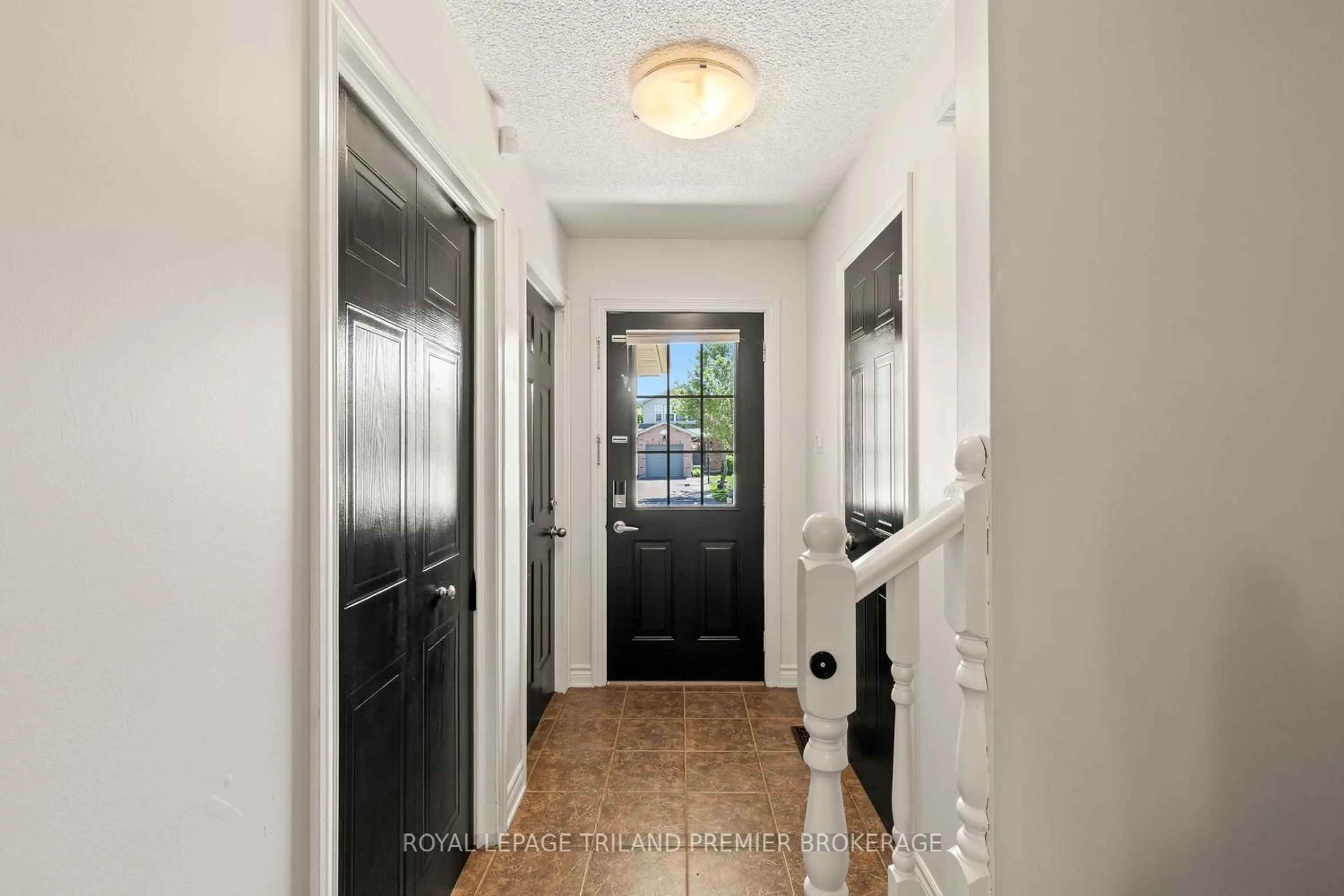 Indoor entryway for 872 Marigold St, London North Ontario N5X 4G8