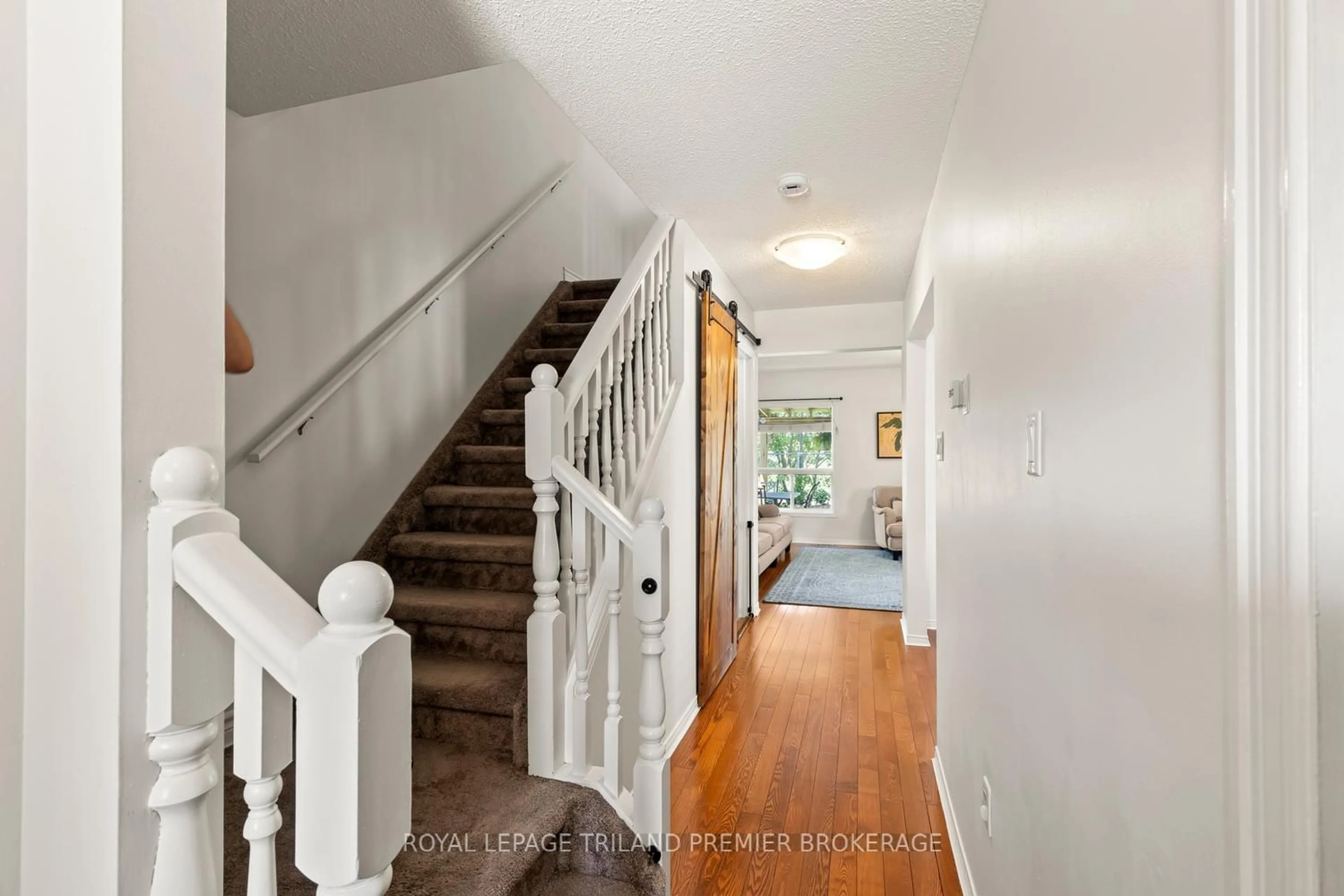 Indoor entryway for 872 Marigold St, London North Ontario N5X 4G8