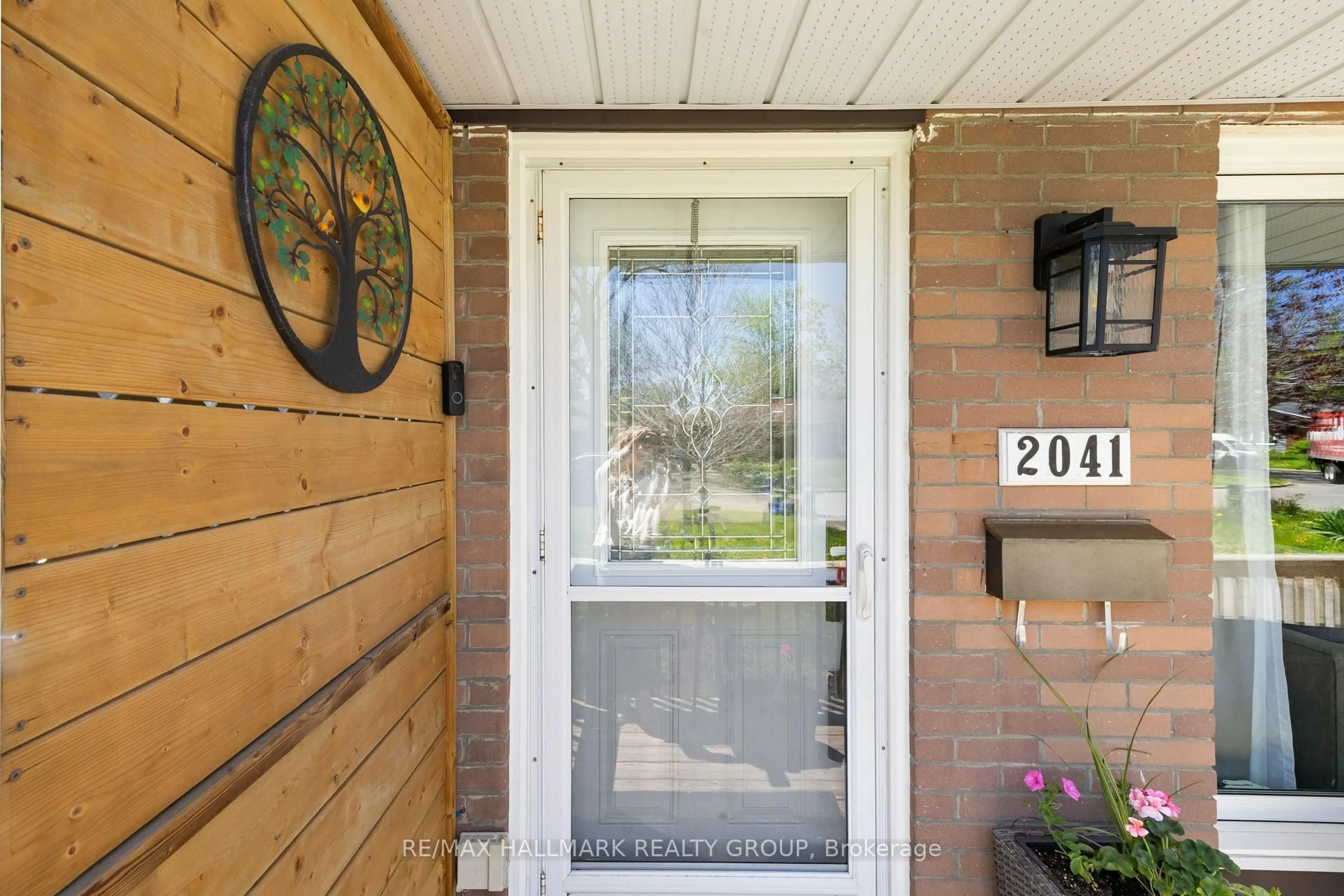 Indoor entryway for 2041 Kingsley Rd, Ottawa Ontario K2C 2X6