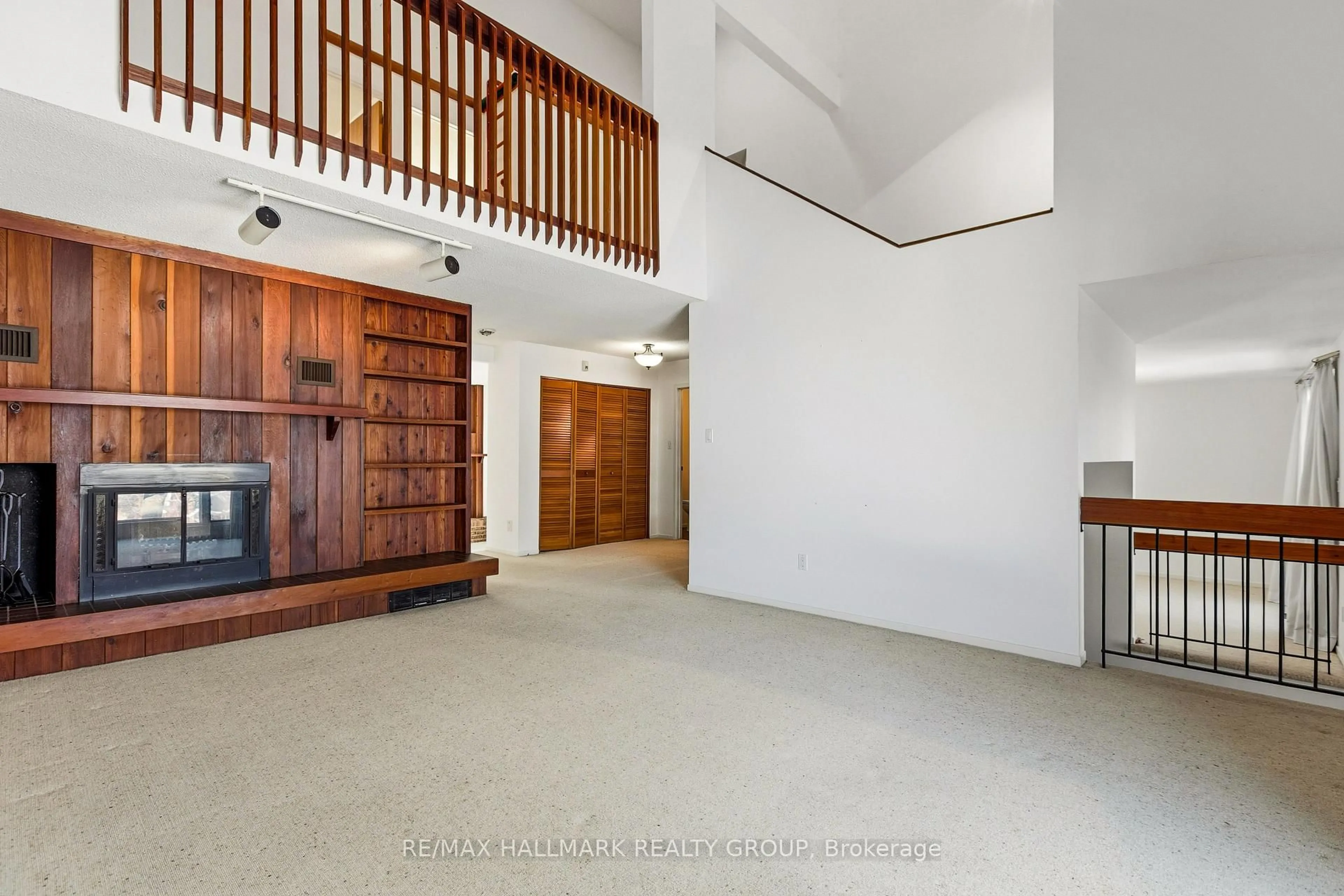Indoor foyer for 500 Foxview Pl, Ottawa Ontario K1K 4C4