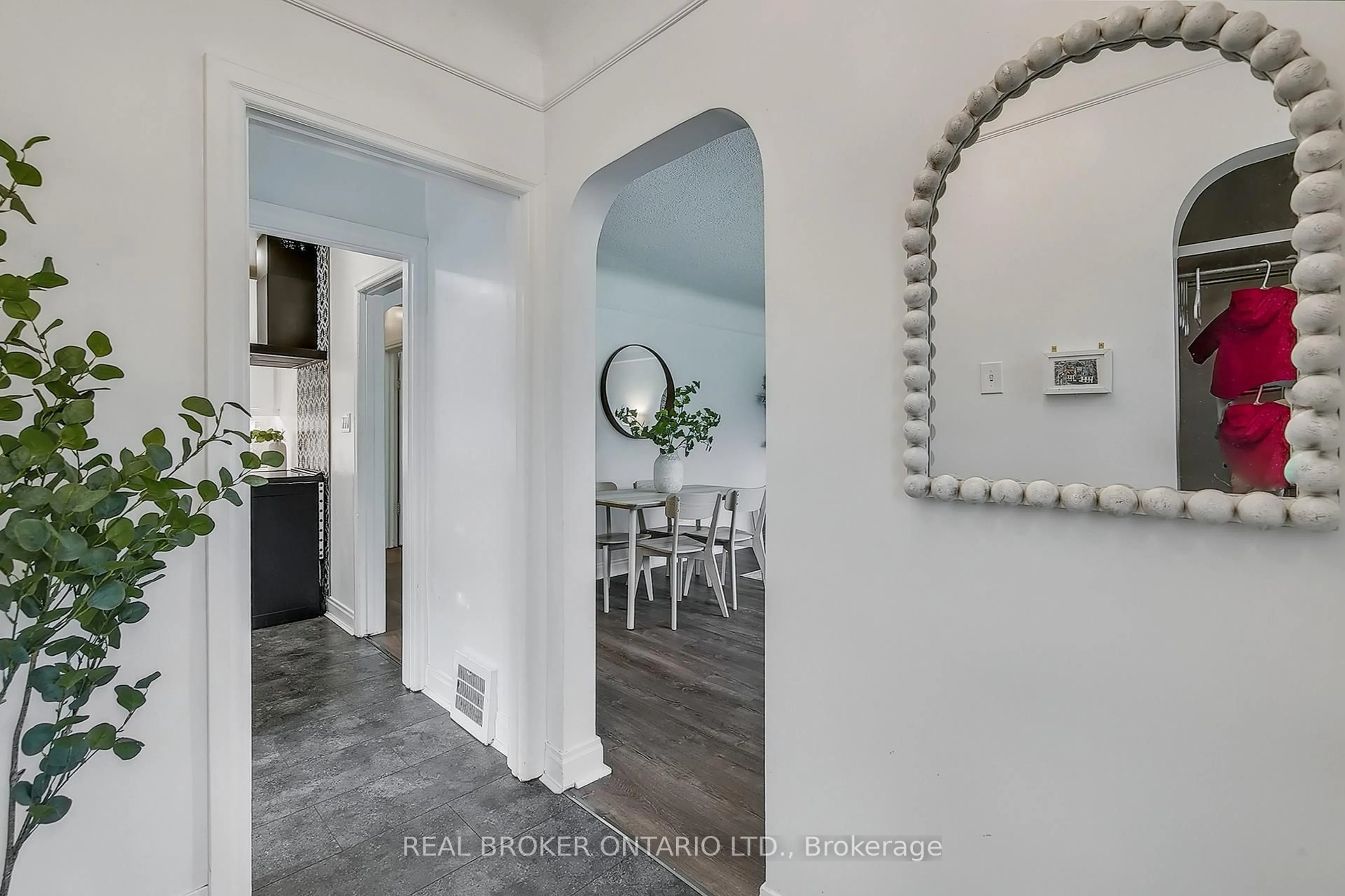 Indoor entryway for 209 Bedford Rd, Kitchener Ontario N2G 3A5