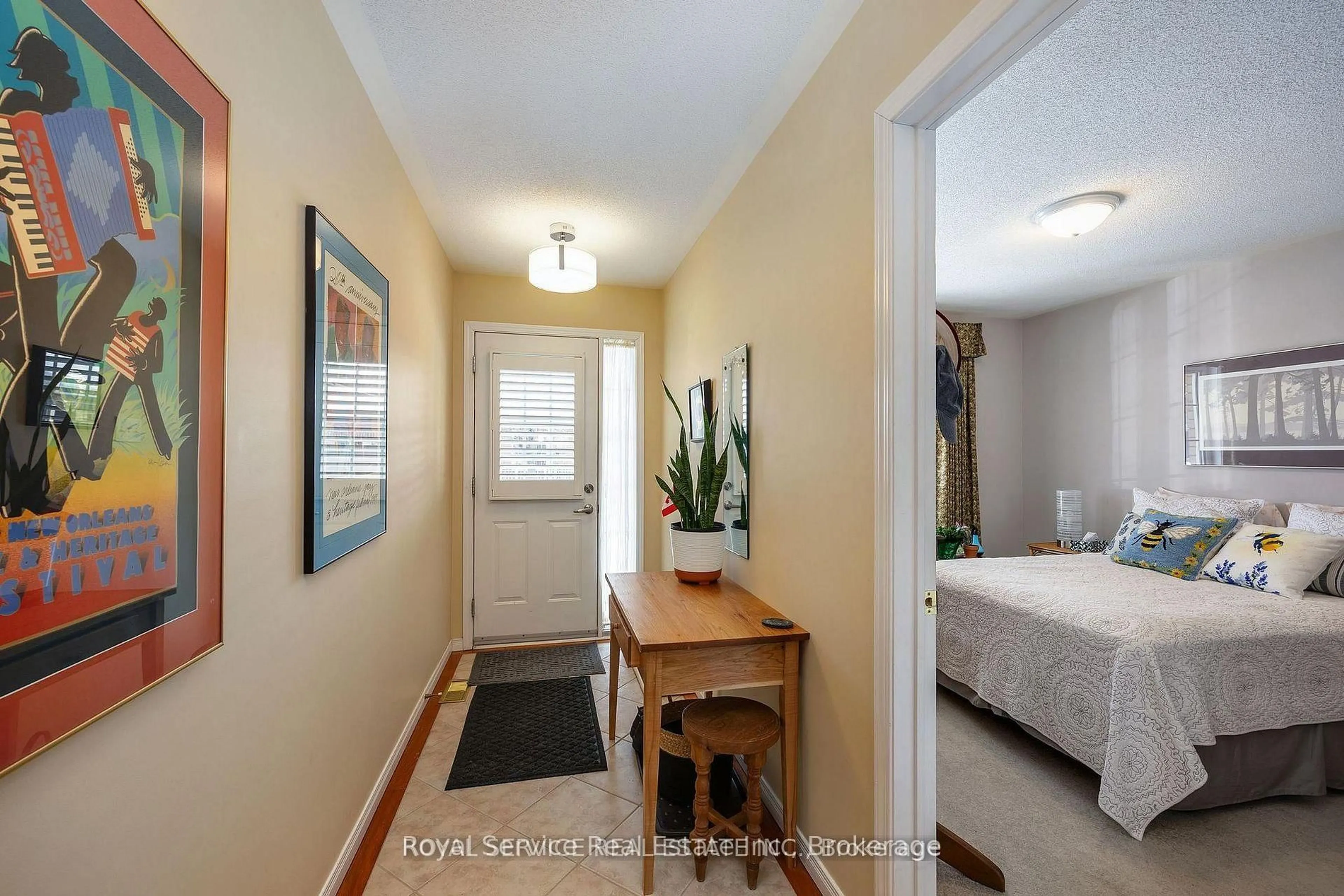 Indoor entryway for 877 Wentworth St #6, Peterborough Ontario K9J 8R7