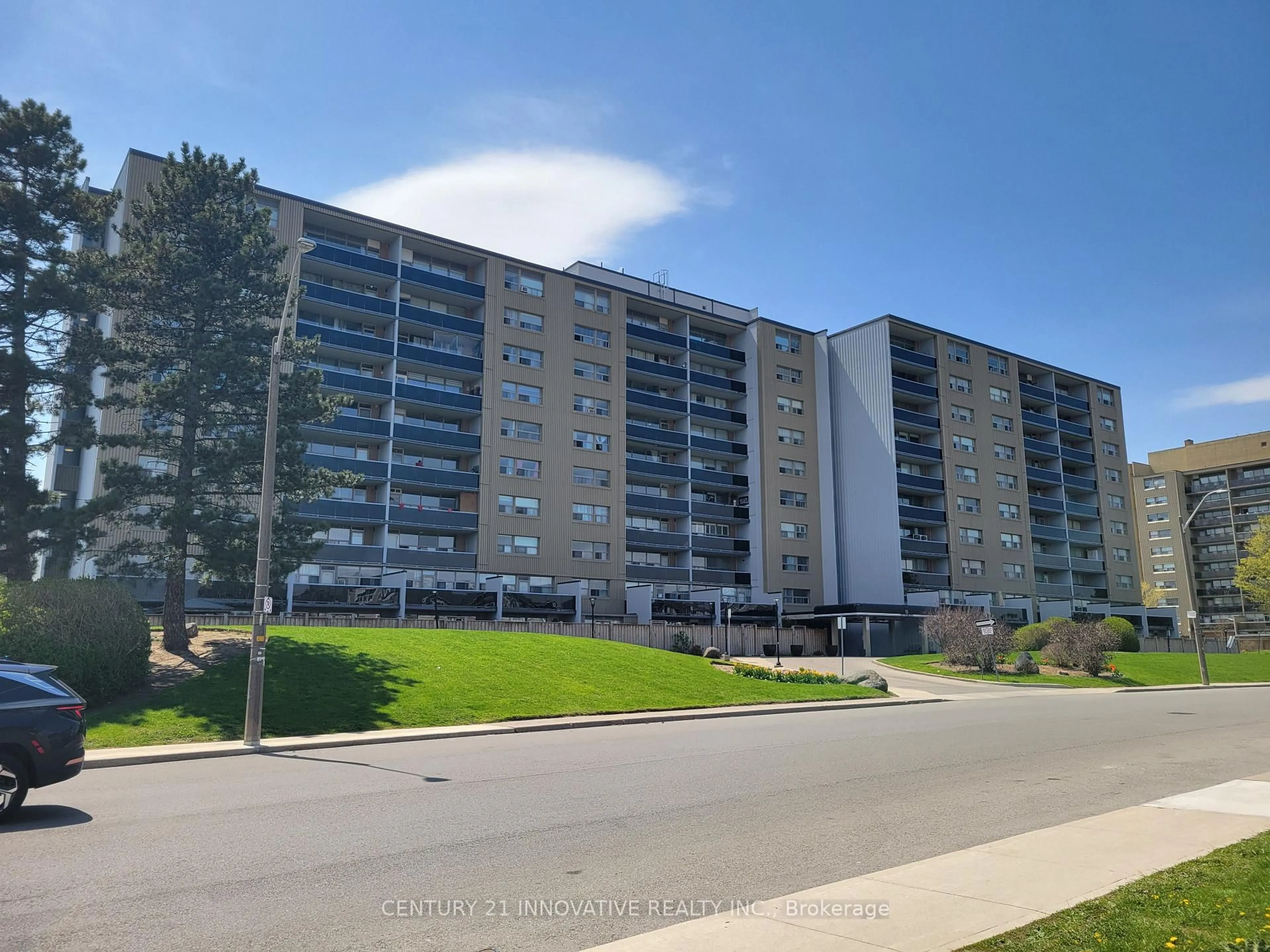 A pic from outside/outdoor area/front of a property/back of a property/a pic from drone, street for 15 Albright Rd #910, Hamilton Ontario L8K 0A3