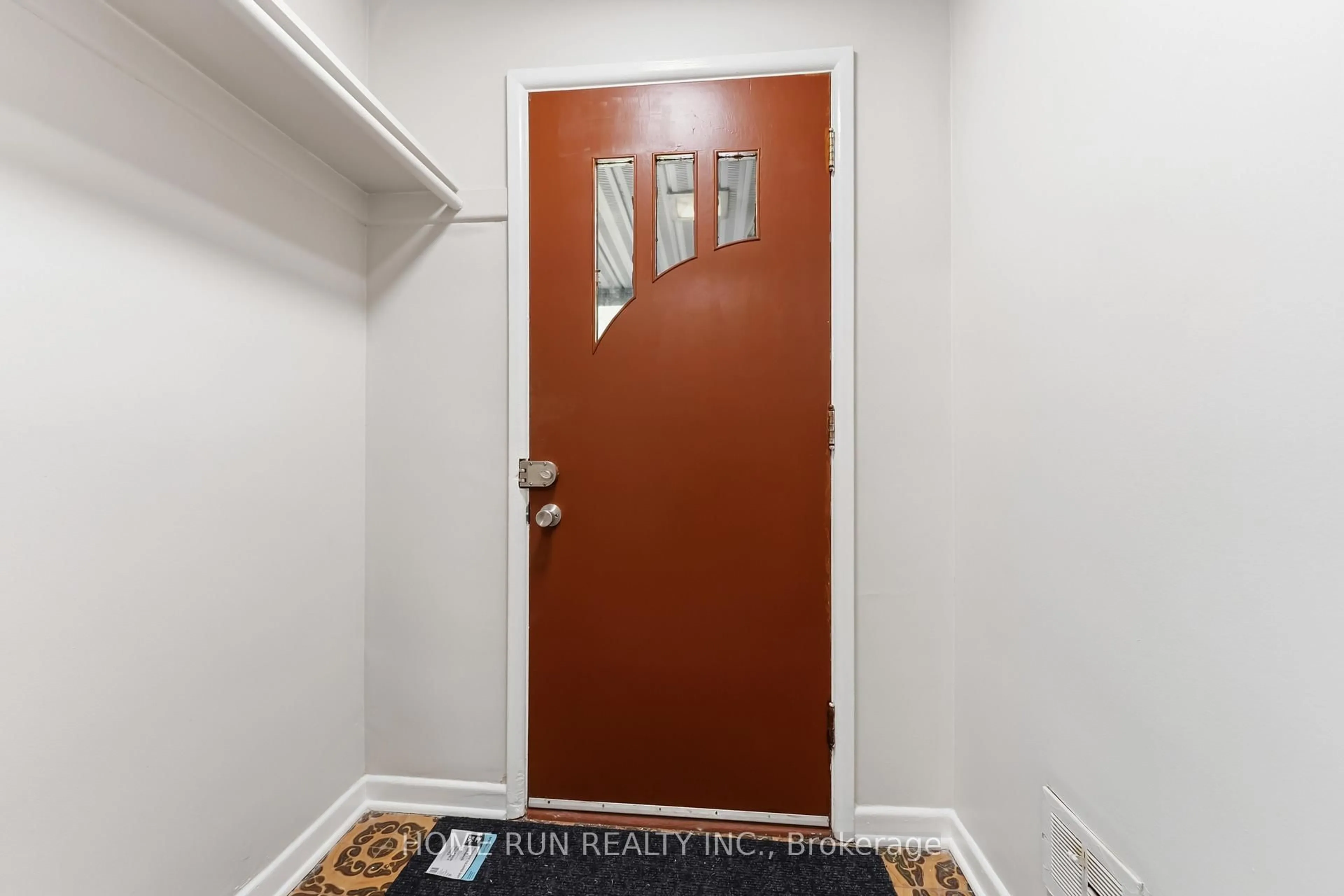 Indoor entryway for 1530 Clementine Blvd, Ottawa Ontario K1H 8G3