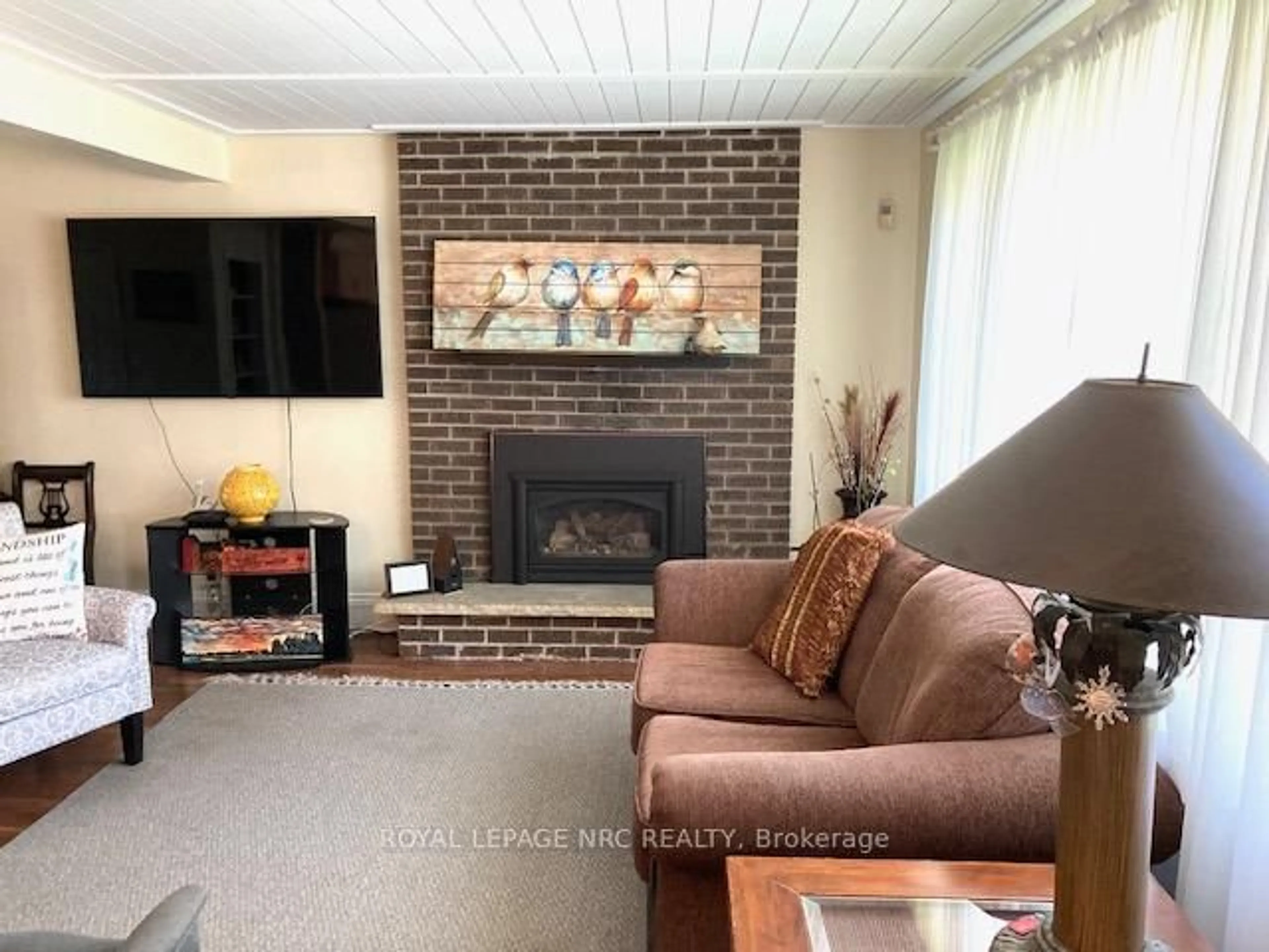 Living room with furniture, unknown for 5681 Morse Ave, Niagara Falls Ontario L2G 4G3