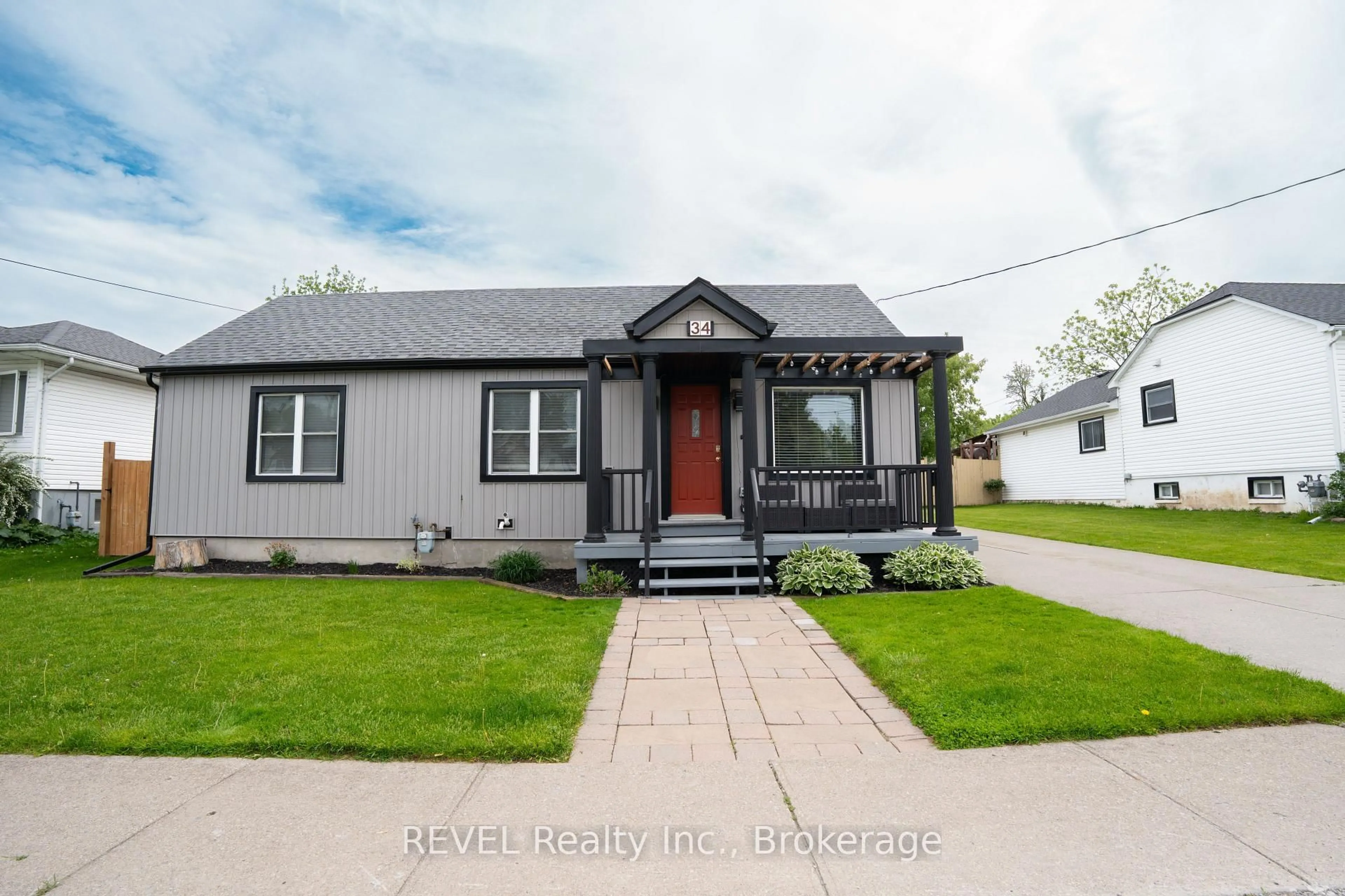 Home with vinyl exterior material, street for 34 Bloomfield Ave, St. Catharines Ontario L2P 1X3