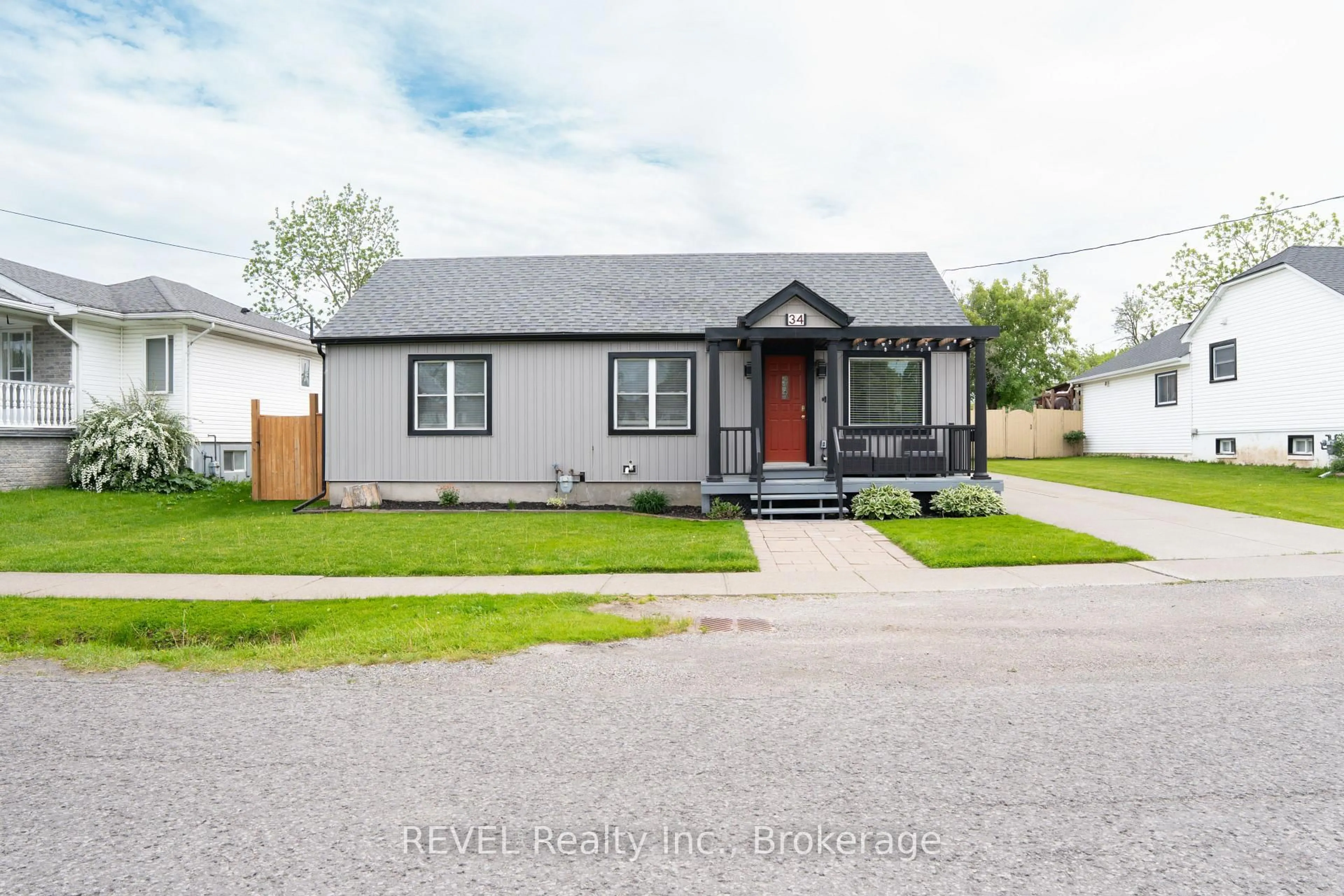 Home with vinyl exterior material, street for 34 Bloomfield Ave, St. Catharines Ontario L2P 1X3