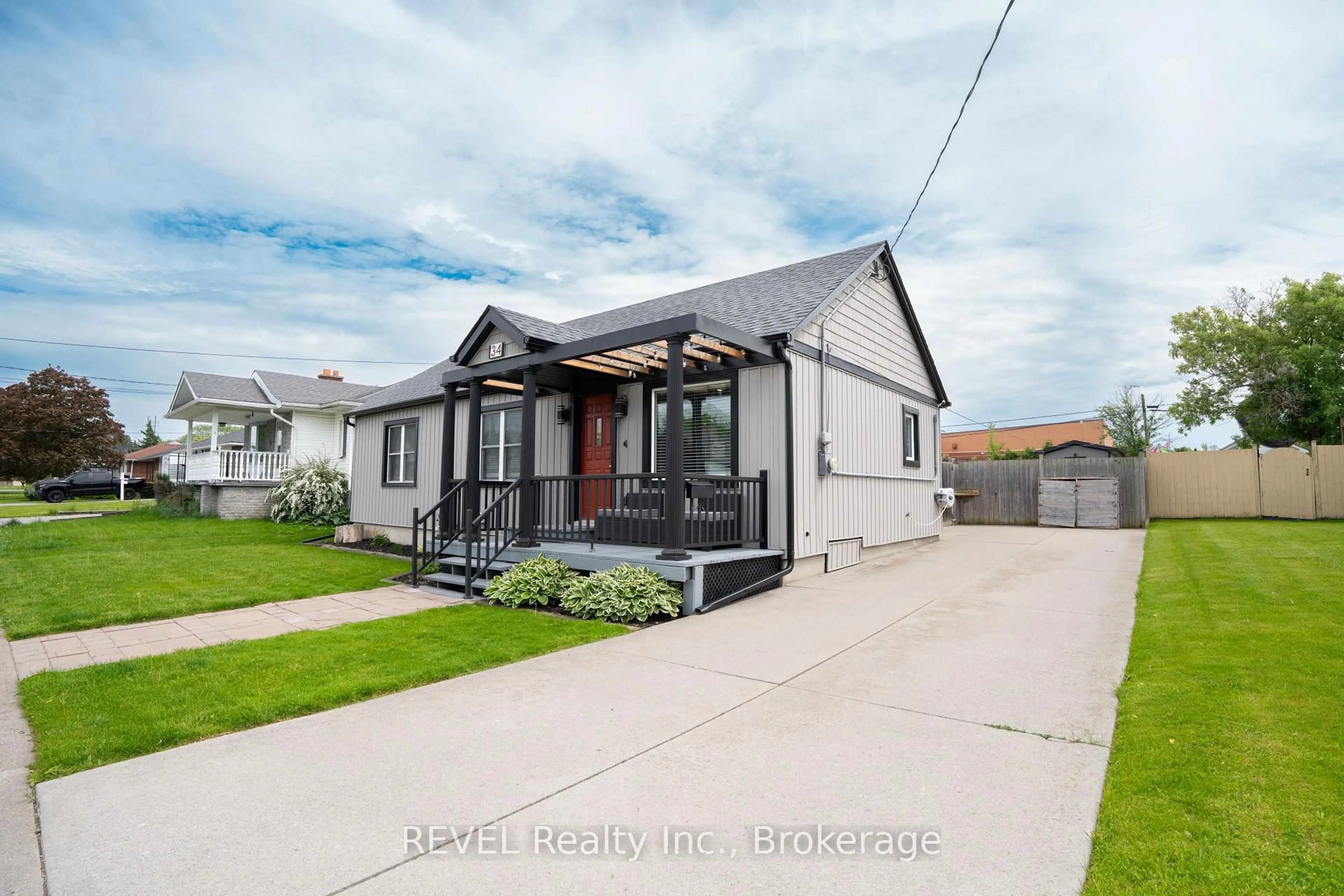 Home with vinyl exterior material, street for 34 Bloomfield Ave, St. Catharines Ontario L2P 1X3