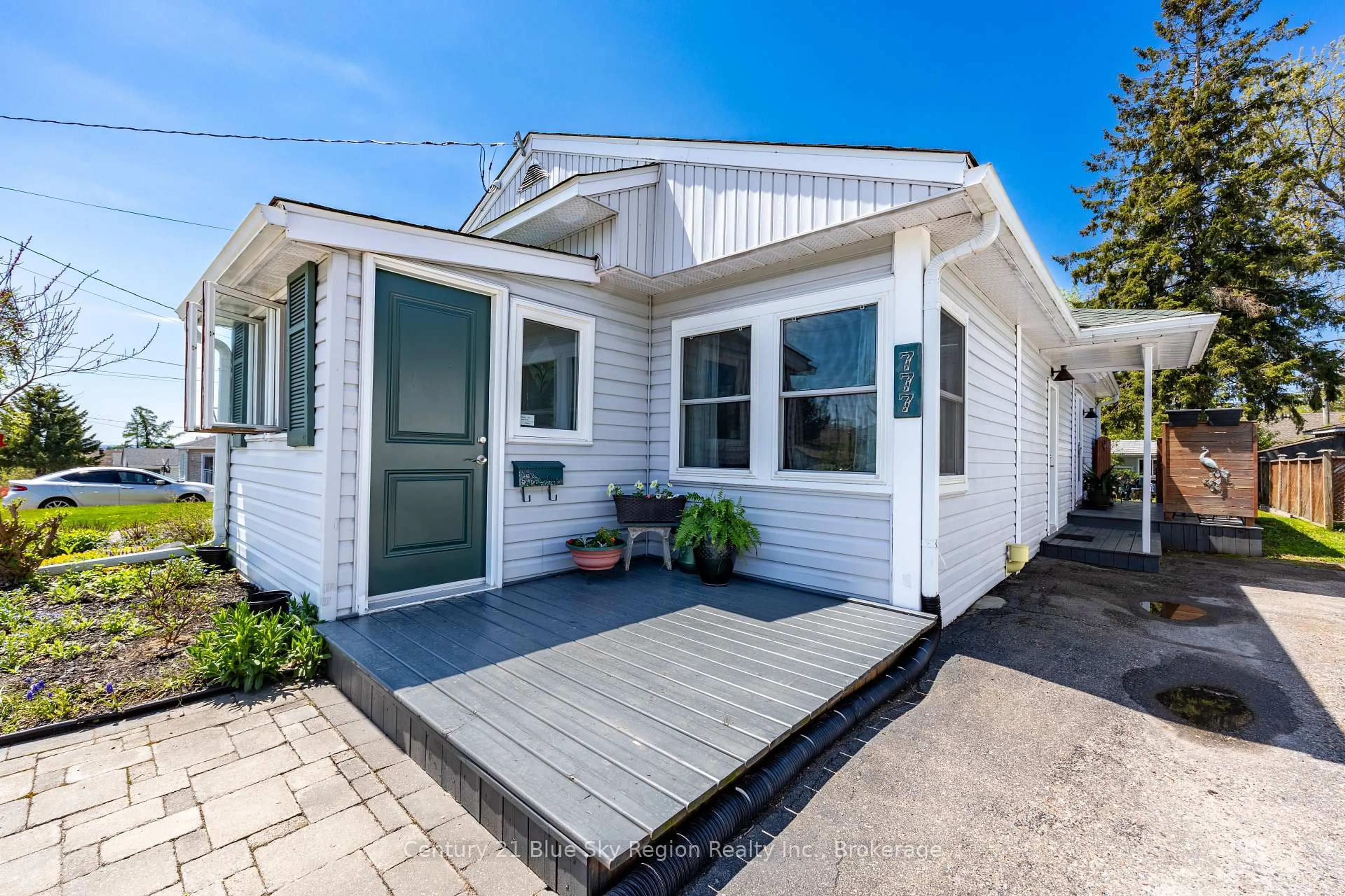 Home with vinyl exterior material, street for 777 Douglas St, North Bay Ontario P1B 5P1