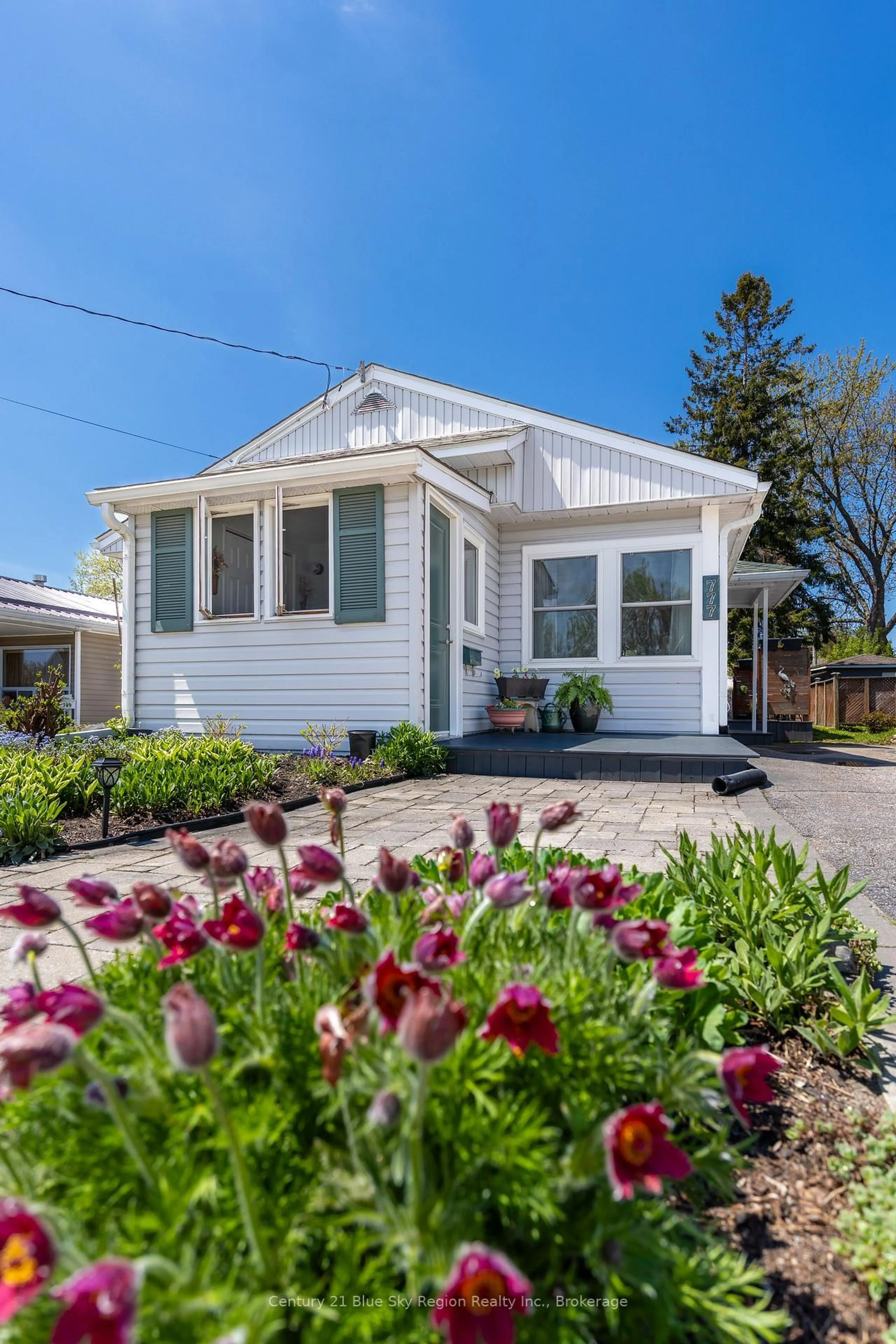 Home with vinyl exterior material, street for 777 Douglas St, North Bay Ontario P1B 5P1