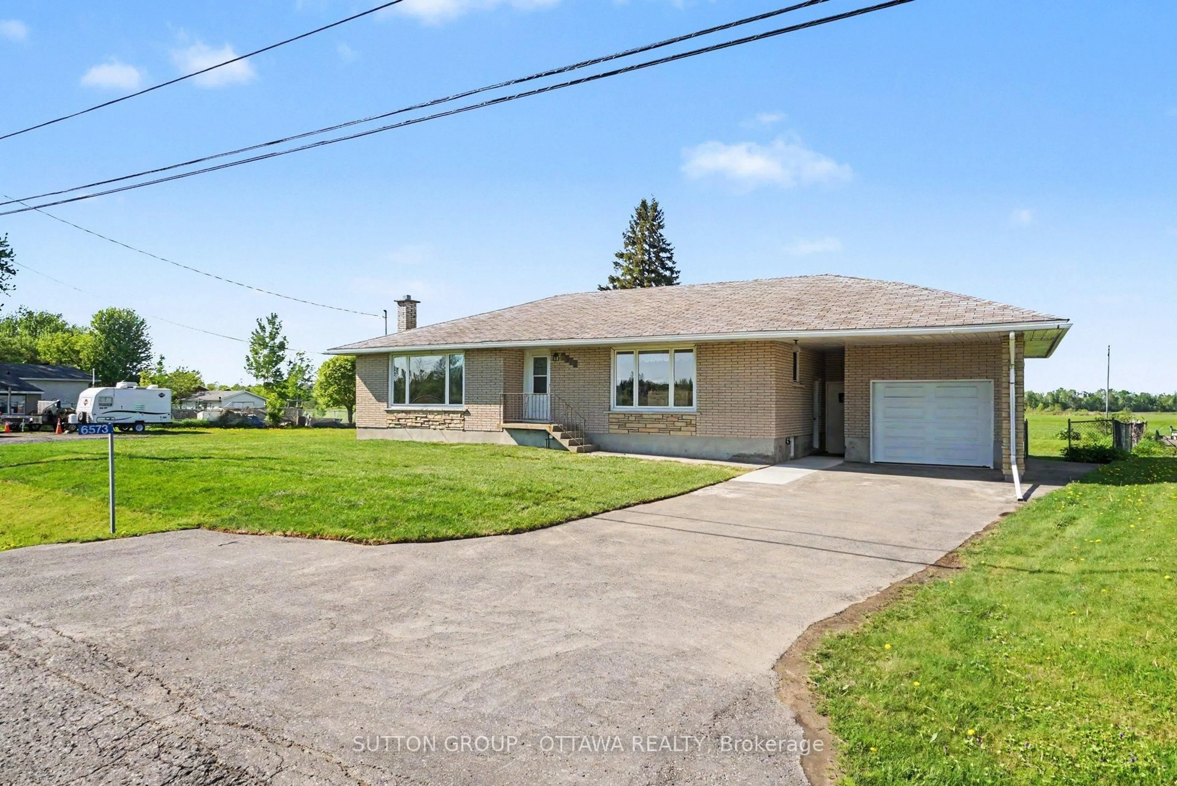 A pic from outside/outdoor area/front of a property/back of a property/a pic from drone, street for 6573 Russell Rd, Carlsbad Springs Ontario K0A 1K0